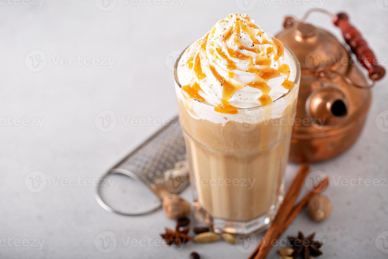 kryddat iced chai latte foto