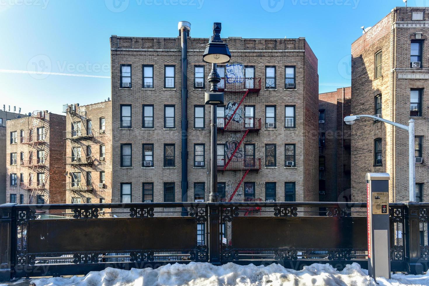 se av lägenhet byggnader från de dyckman gata tunnelbana station på de 1 linje i manhattan, ny york. foto