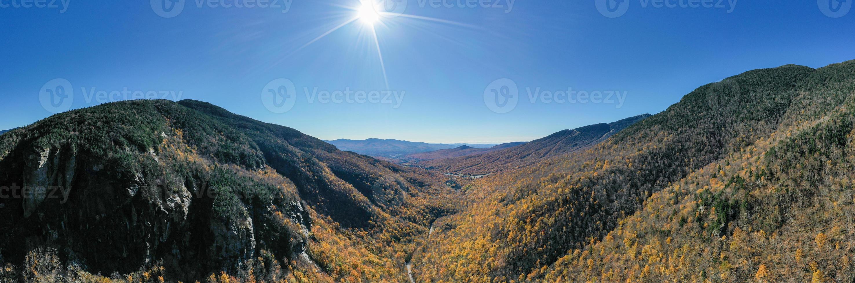 panorama- se av sent falla lövverk i smugglare hack, vermont. foto