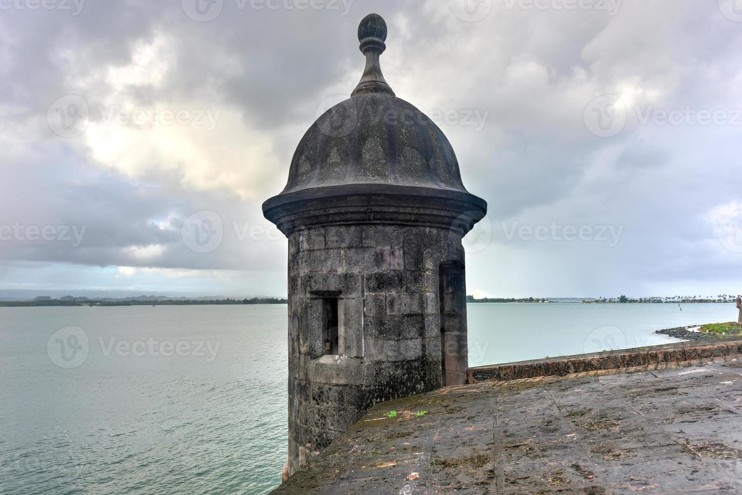 se upp torn längs de väggar av gammal san juan, puerto rico. foto