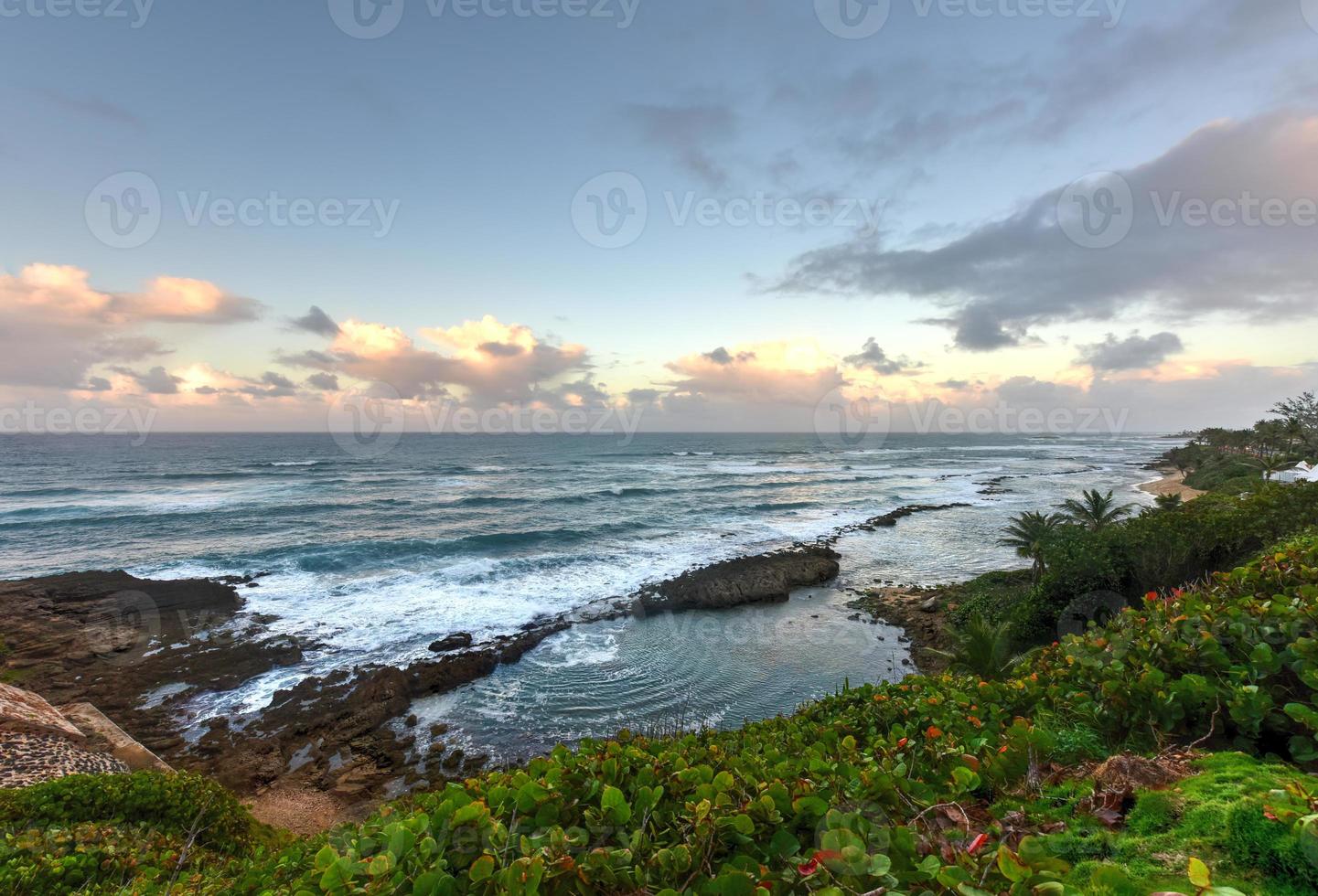 playa pena i san juan, puerto rico på solnedgång. foto