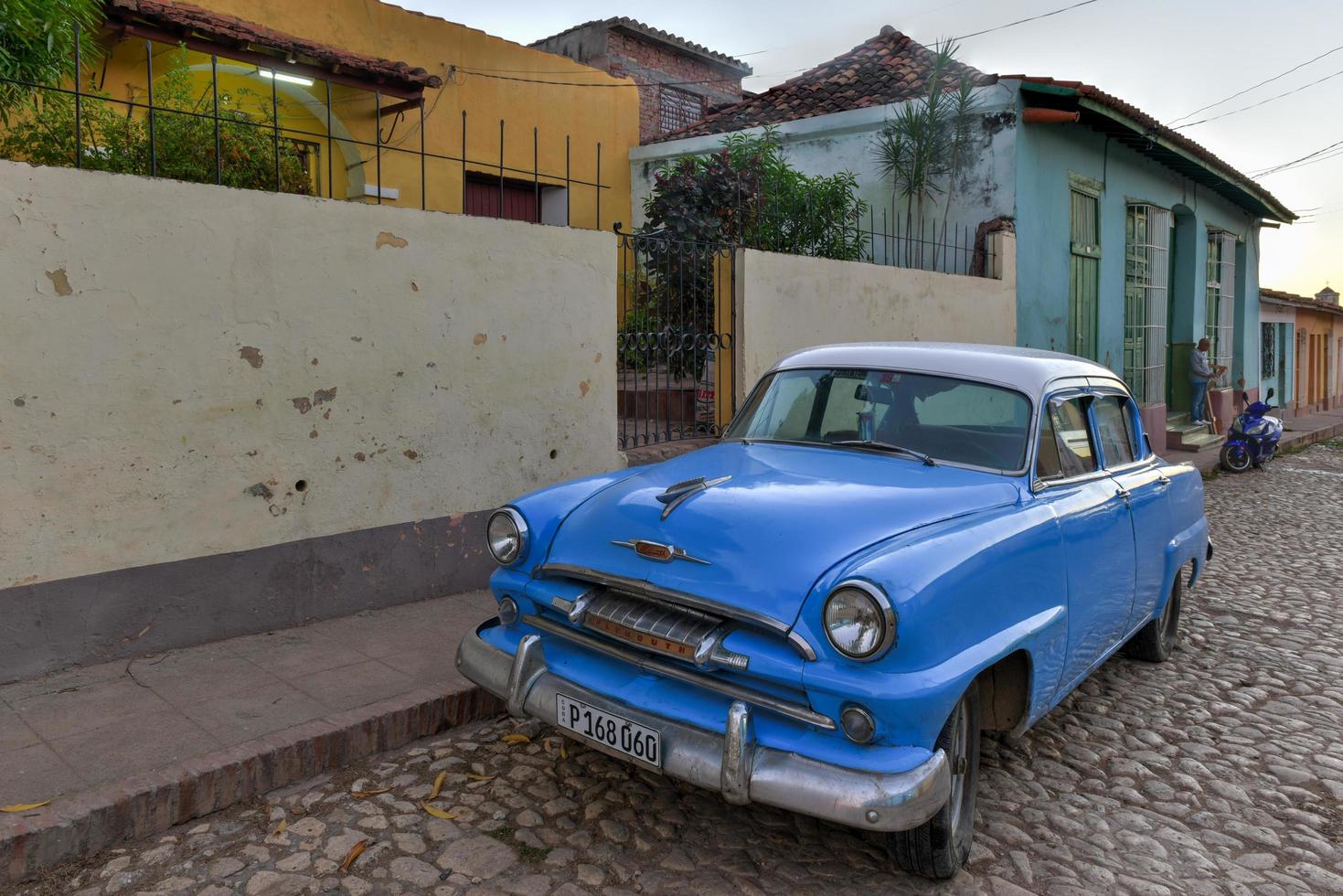 trinidad, kuba - jan 13, 2017 - klassisk amerikan plymouth parkerad längs de färgrik traditionell hus i de kolonial stad av trinidad i Kuba, en unesco värld arv webbplats. foto