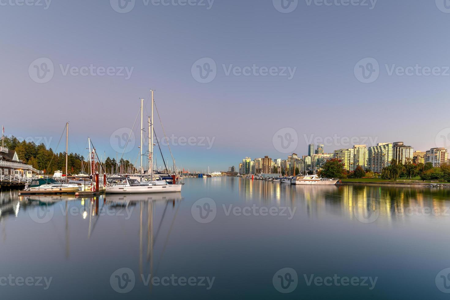 vancouver stadens centrum horisont på skymning från Stanley parkera, Kanada. foto