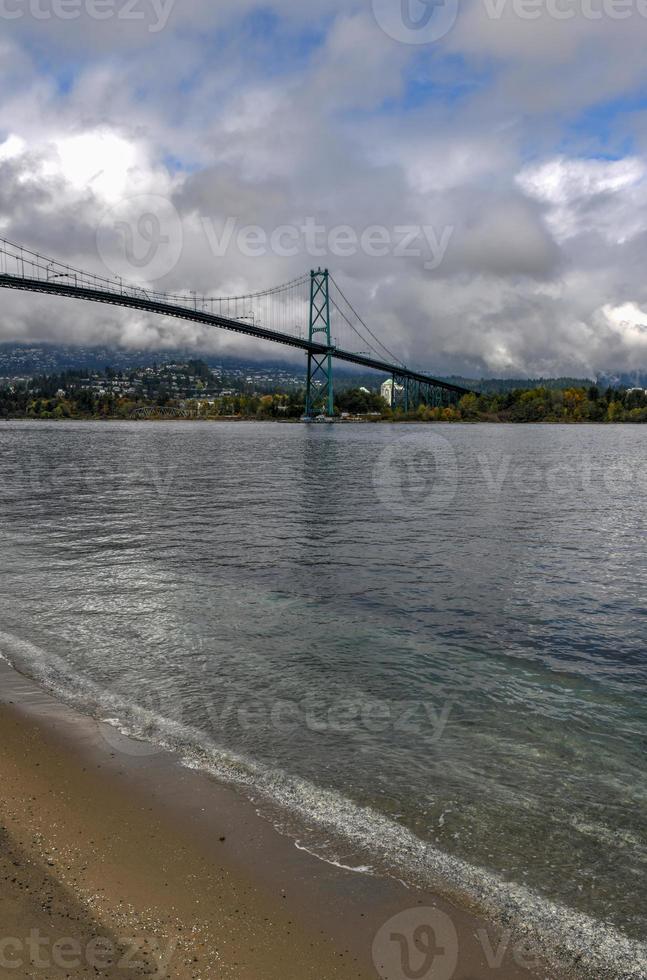 lejon Port bro som sett från Stanley parkera i vancouver, Kanada. de lejon Port bro, öppnad i 1938, officiellt känd som de först narrows bro, är en suspension bro. foto