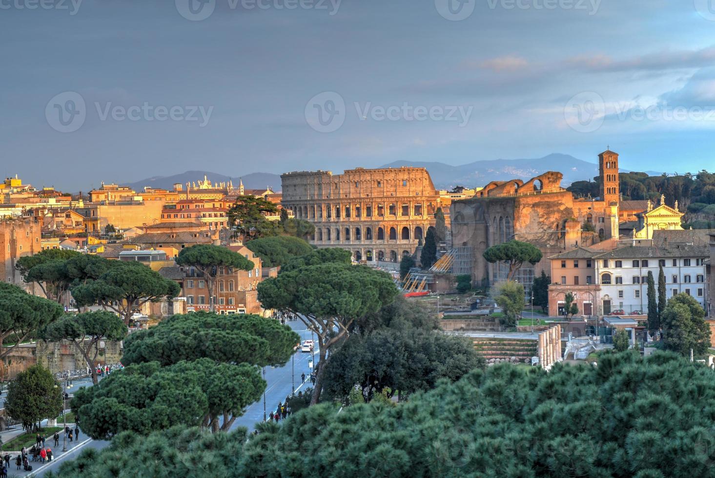 colosseum som sett från de altare av de fädernesland i rom, Italien. foto