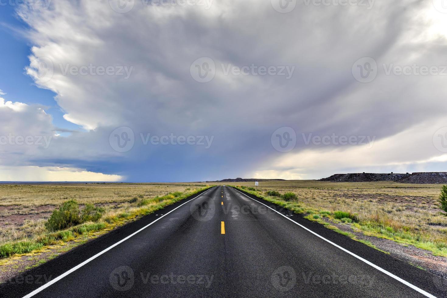 se längs de motorväg ledande ut från förstenad skog nationell parkera i arizona. foto