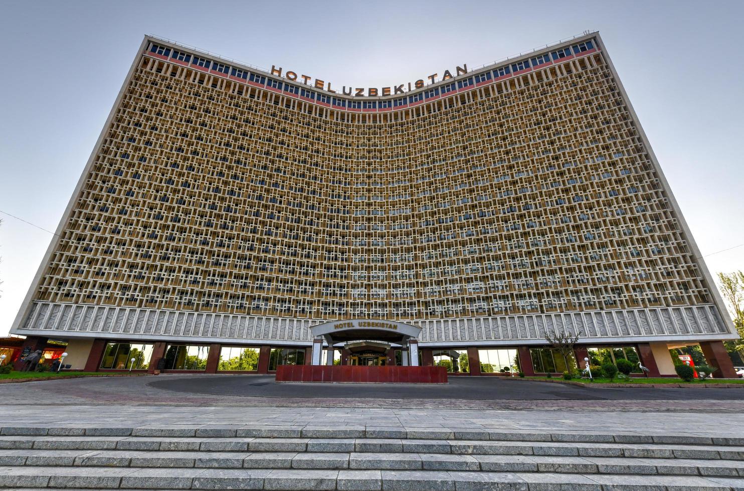 tasjkent, uzbekistan - juli 8, 2019 - hotell uzbekistan byggd i de sovjet stil i central tasjkent. foto