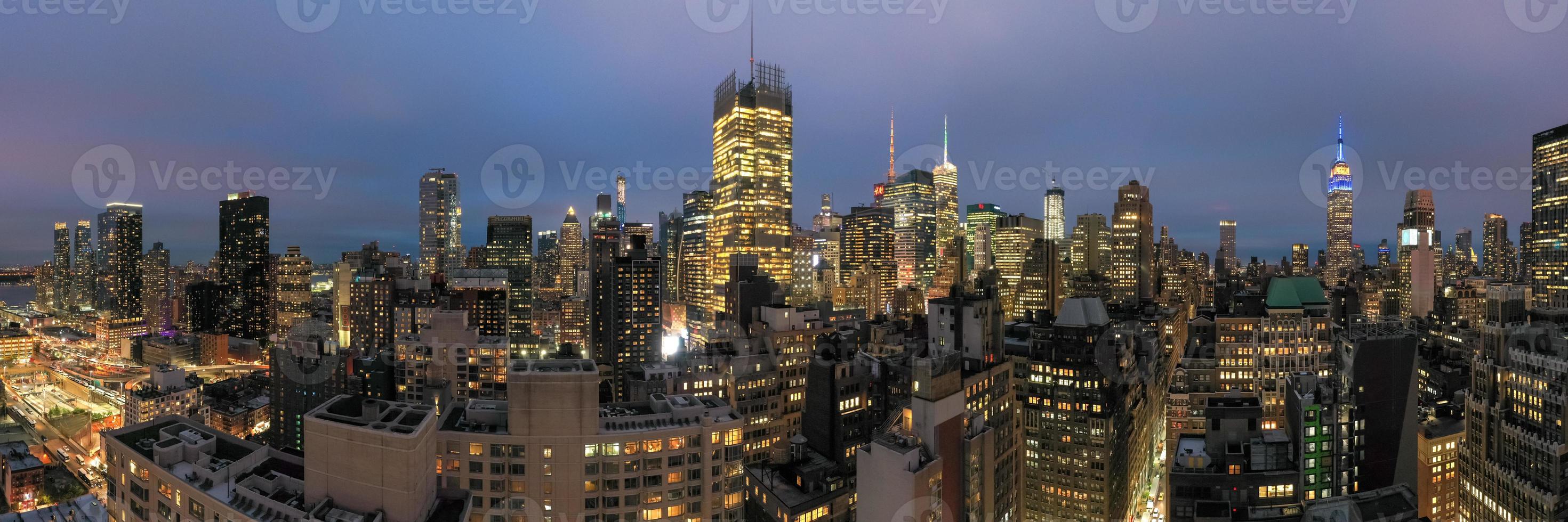 ny york stad - Maj 9, 2019 - panorama- se av midtown manhattan skyskrapor i ny york stad under på skymning. foto