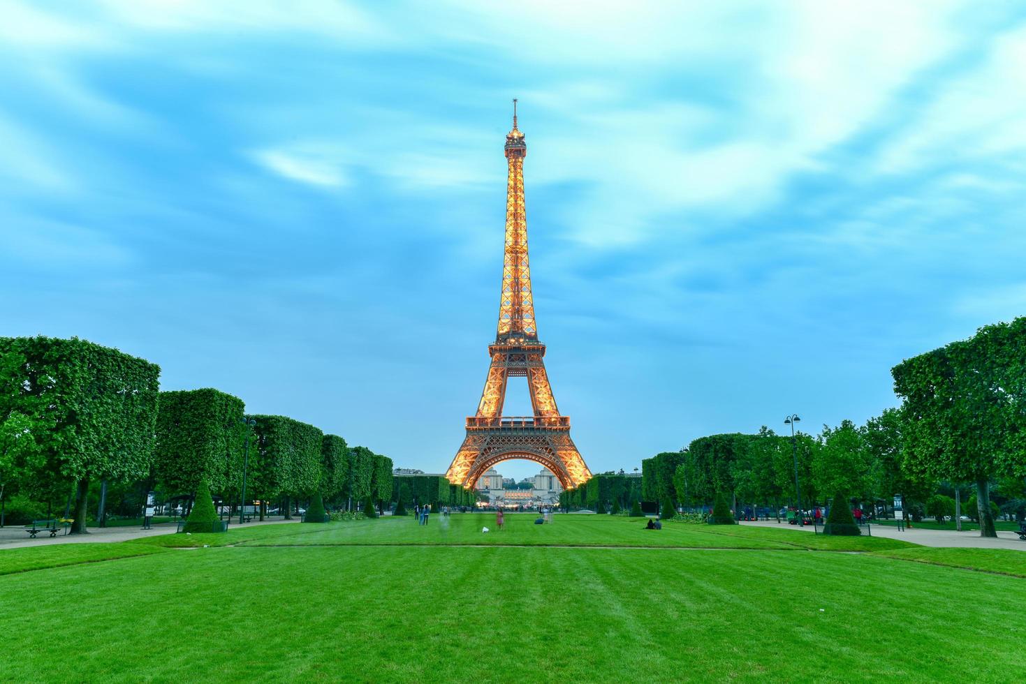 de ikoniska eiffel torn på en drizzly kväll från de mästare de fördärvar i paris, Frankrike, 2022 foto