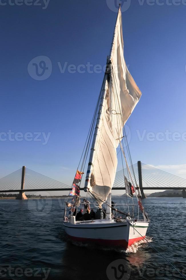 felucca segling - aswan bro, egypten foto