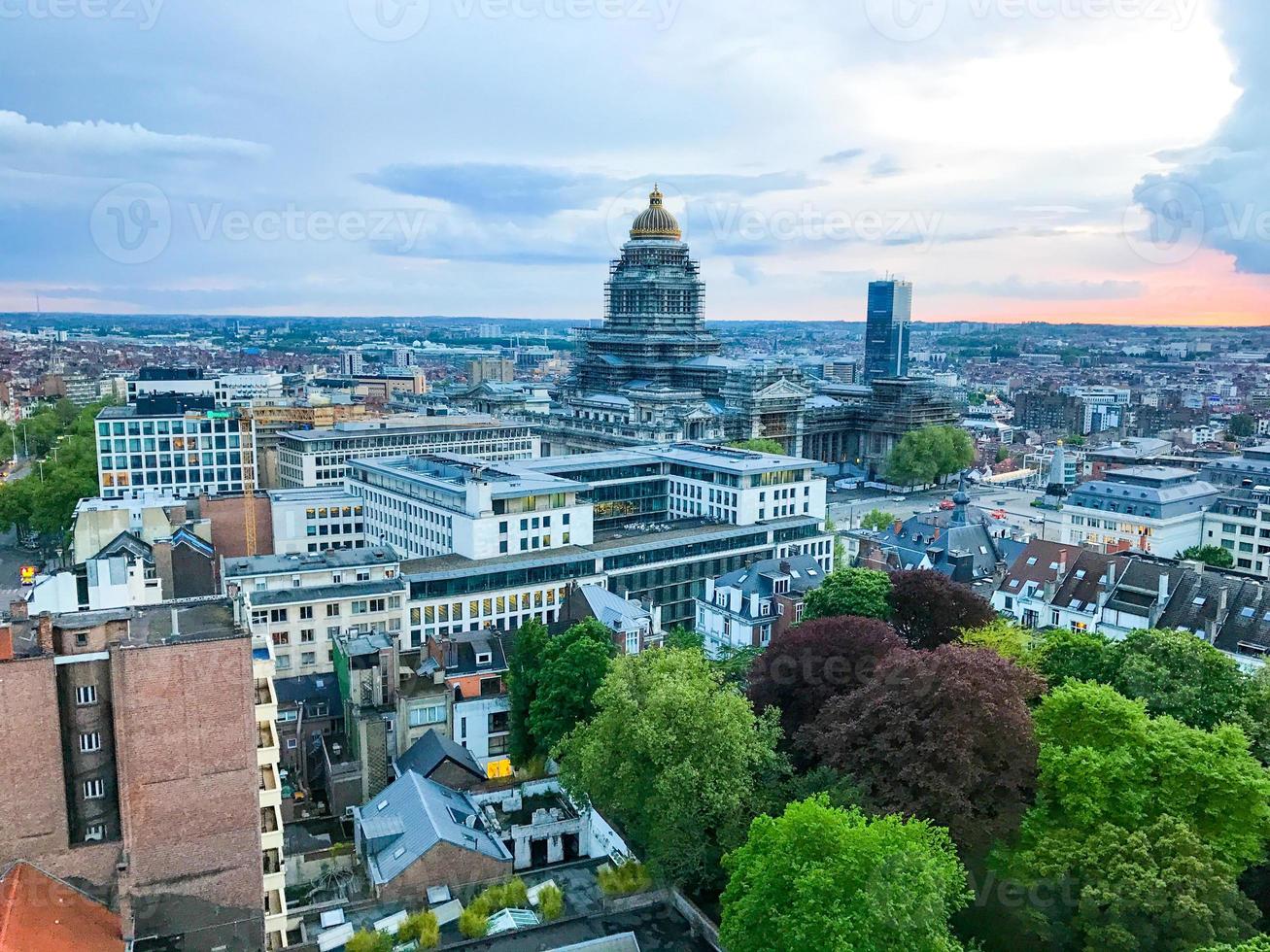 antenn se av de bryssel stad horisont på solnedgång i Belgien. foto