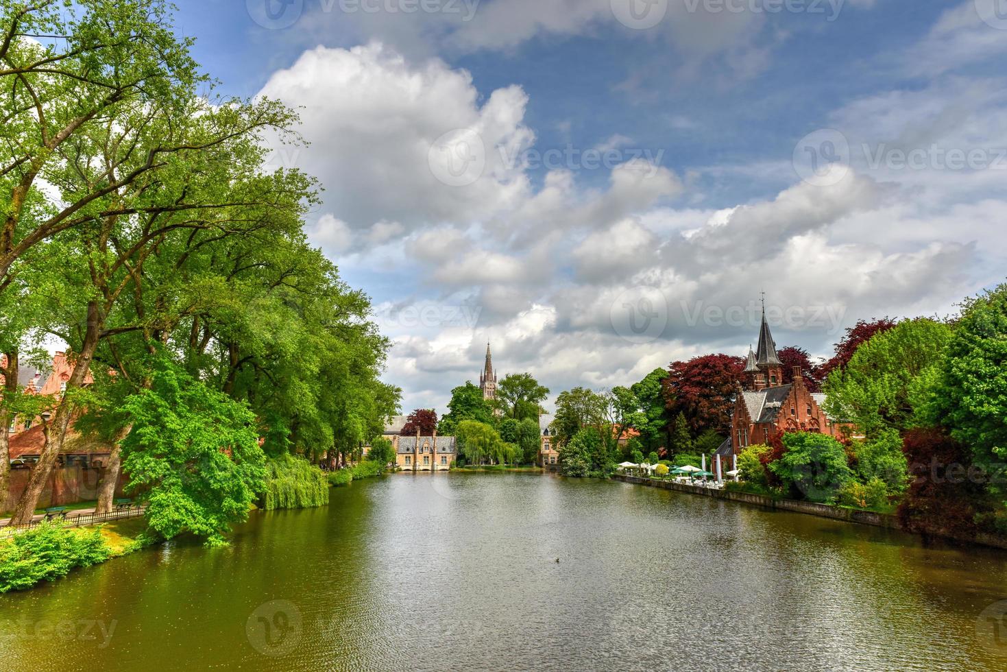 minnevattenpark och minnewater sjö i de gammal stad av Brugge, Belgien. foto