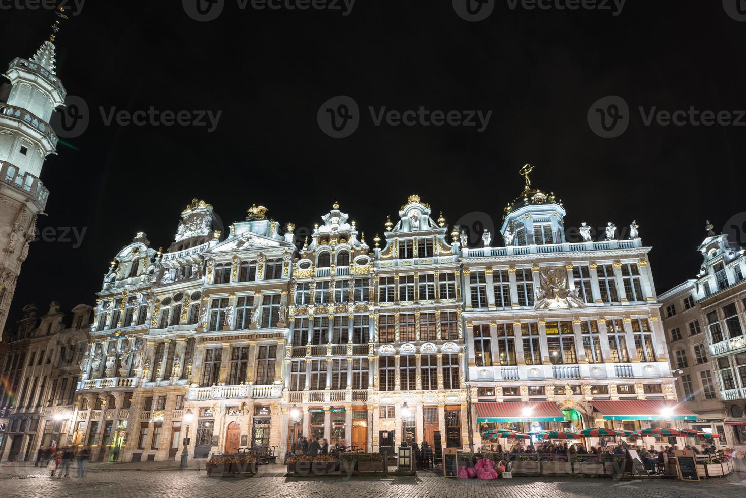 gille hus i de stor plats i Bryssel, belgien på natt. foto