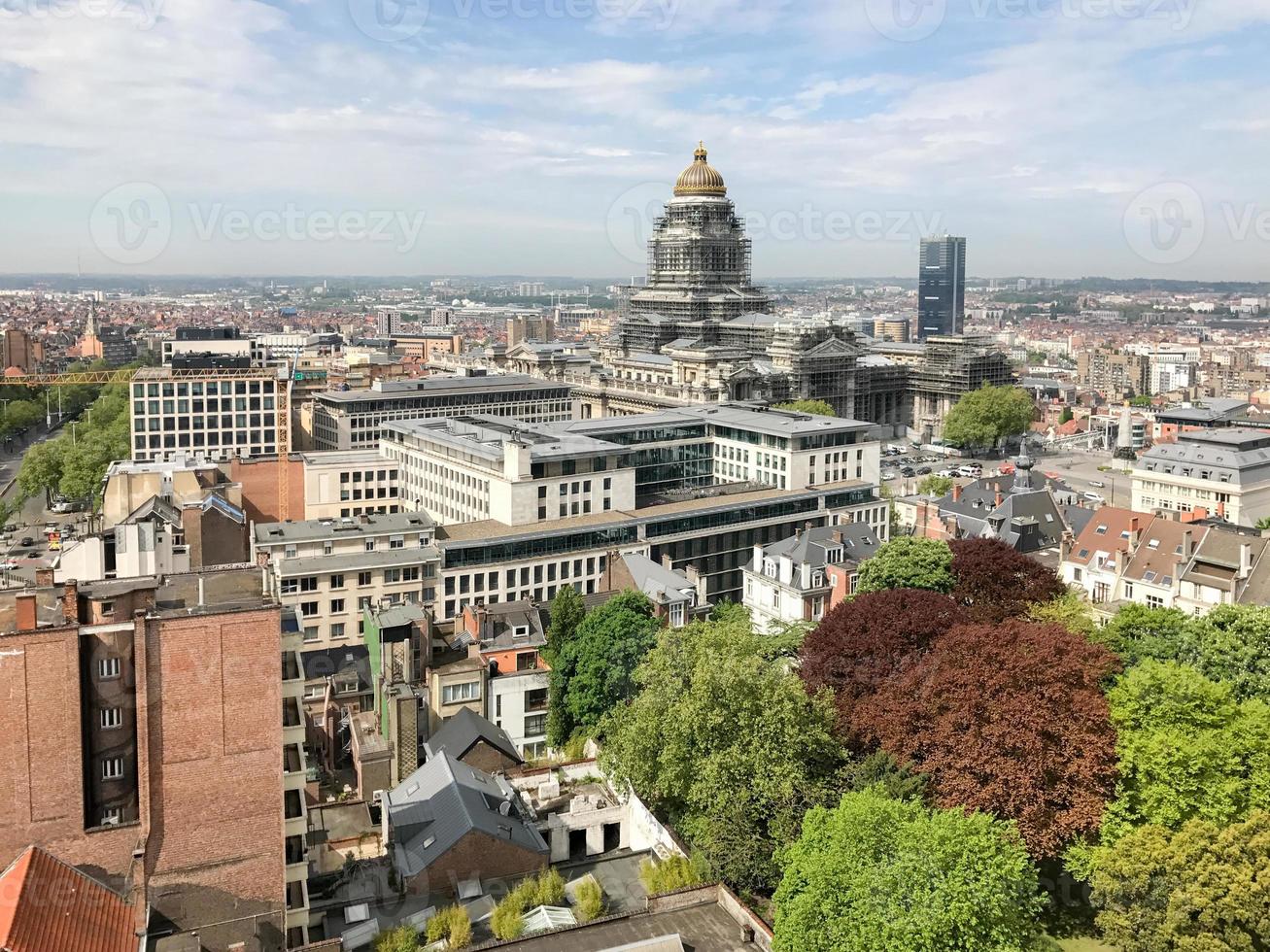 antenn se av de bryssel stad horisont i belgien och de palats av rättvisa. foto