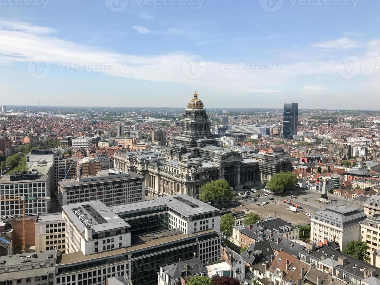 antenn se av de bryssel stad horisont i belgien och de palats av rättvisa. foto