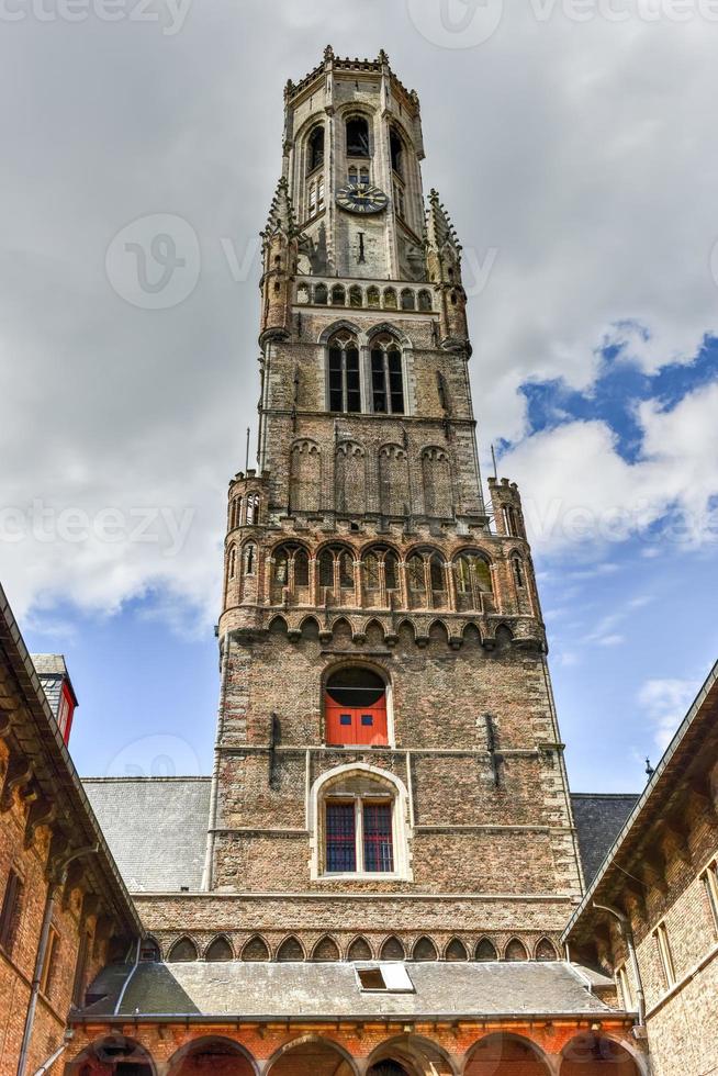 klocktorn torn i de historisk Centrum av Brugge, Belgien. foto