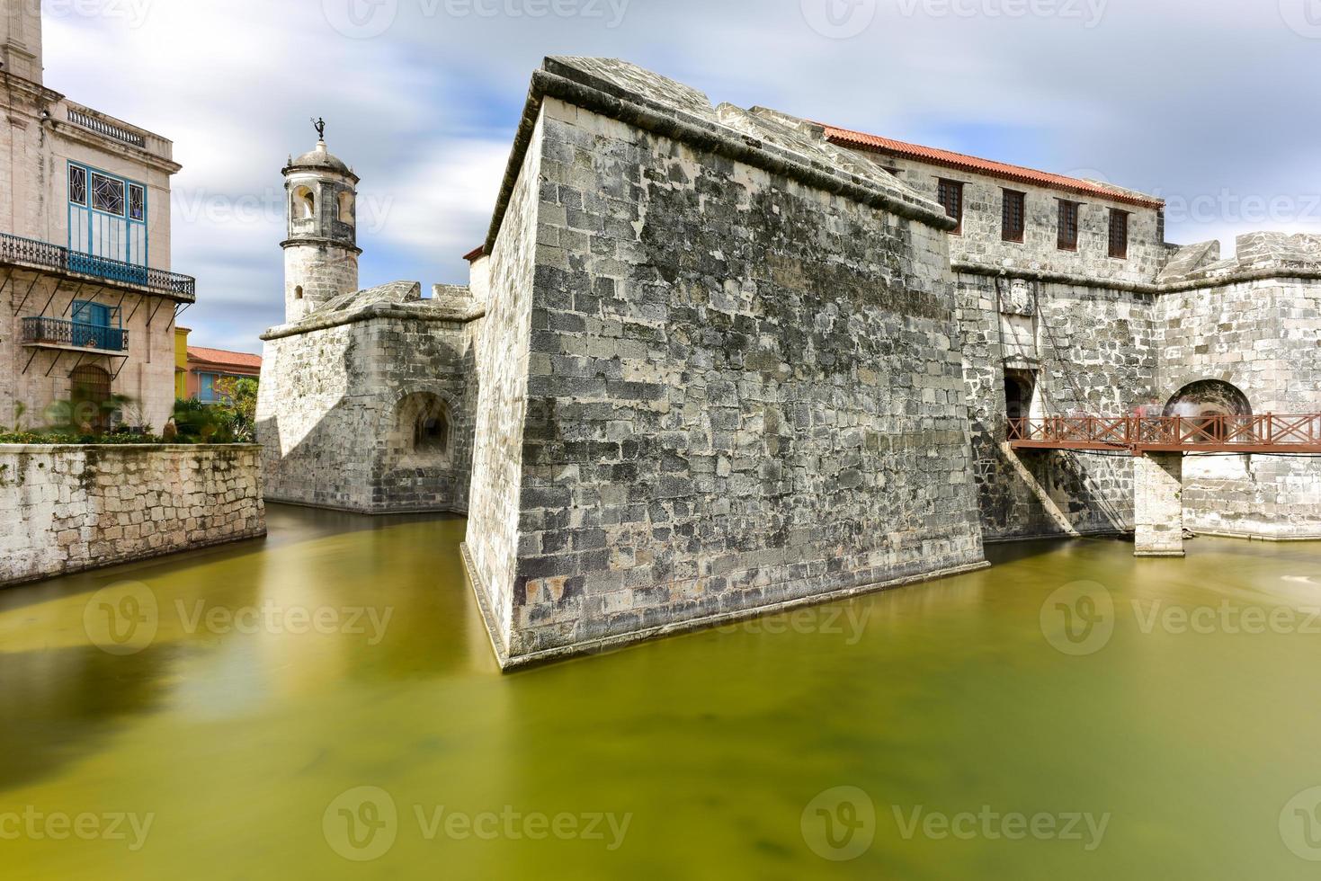 se längs de vallgrav av de castillo de la verklig fuerza i Havanna, kuba. byggd i de mitten 16: e århundrade, de fort var de huvudkontor av de spanska kaptener allmän. foto