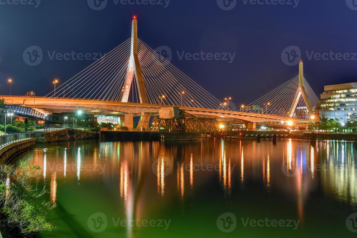 boston leonard sid. zakim bunkra kulle minnesmärke bro på natt i bunkra kulle massachusetts, usa. foto