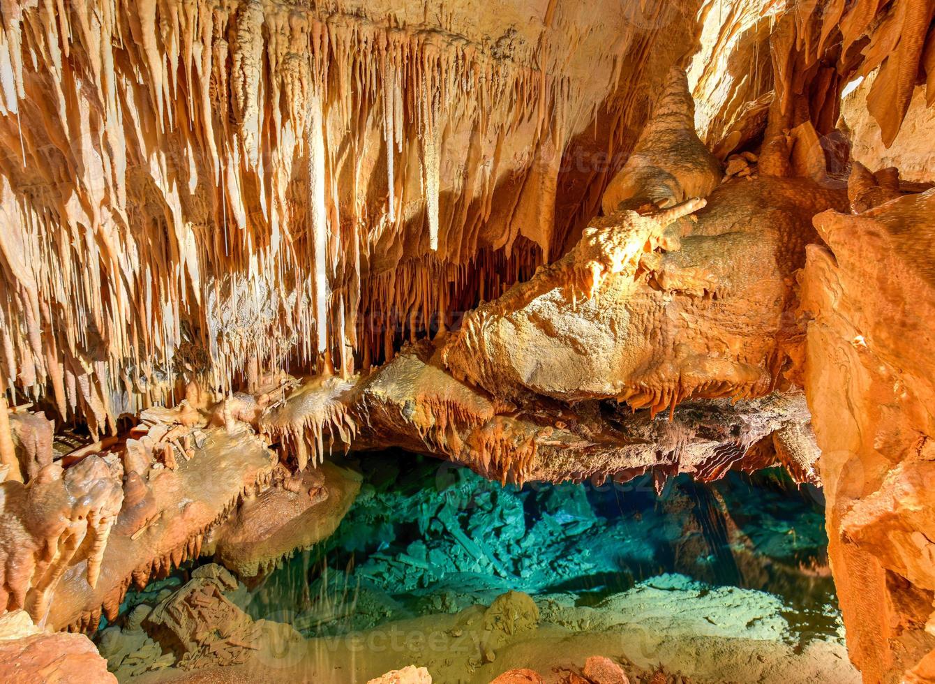 fantasi grotta i bermuda. underjordiska grotta belägen i Hamilton socken, stänga till slott hamn. foto