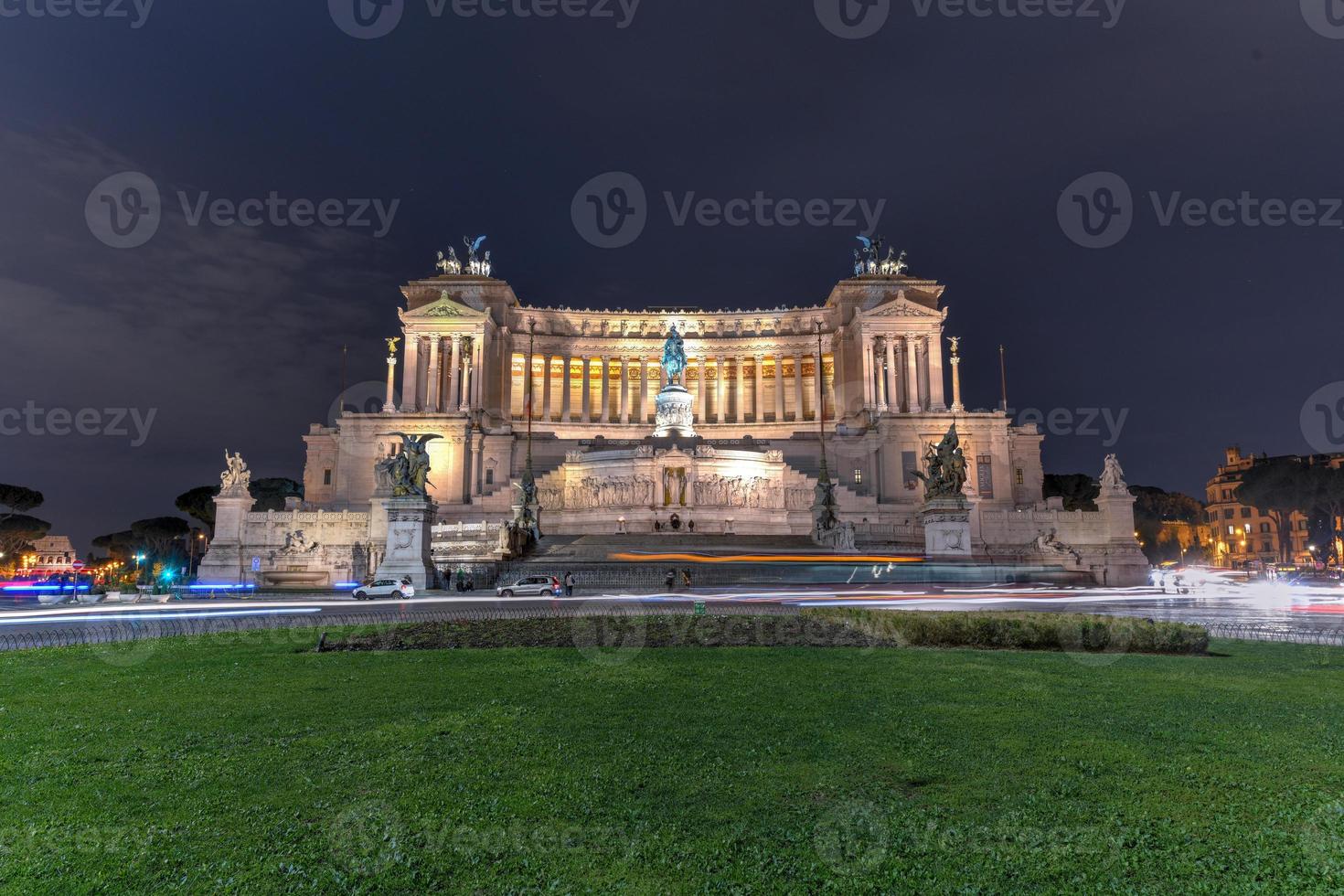 de monument till segrare emmanuel ii. altare av de fädernesland. piazza venezia i rom, Italien på natt. foto