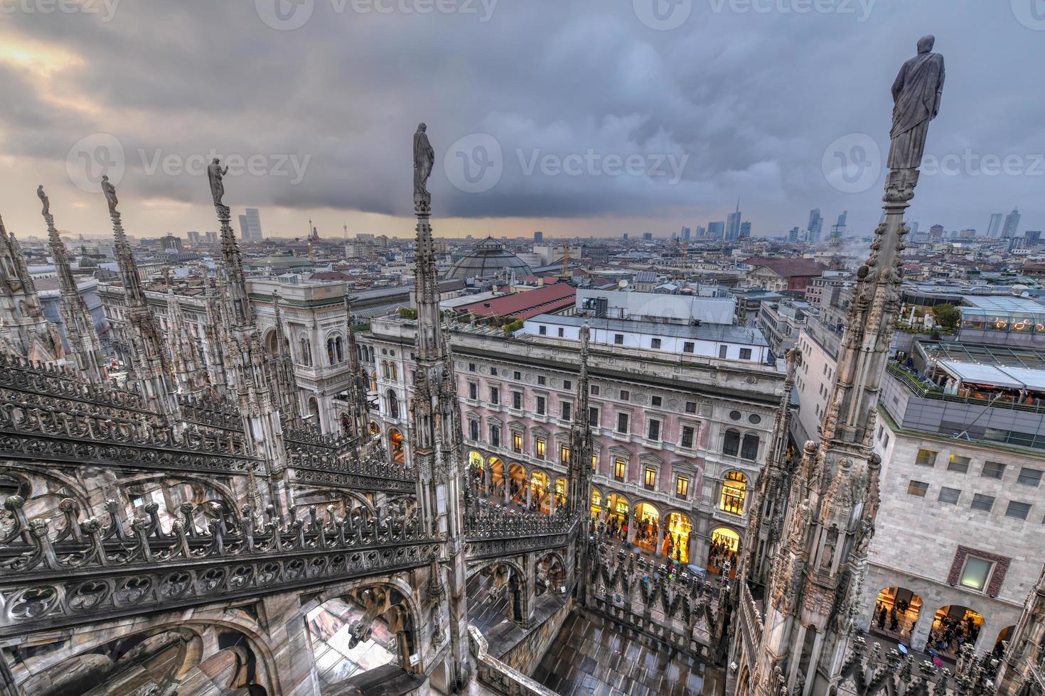 milan katedral, duomo di milano, ett av de största kyrkor i de värld, på piazza duomo fyrkant i de milan stad Centrum i Italien. foto