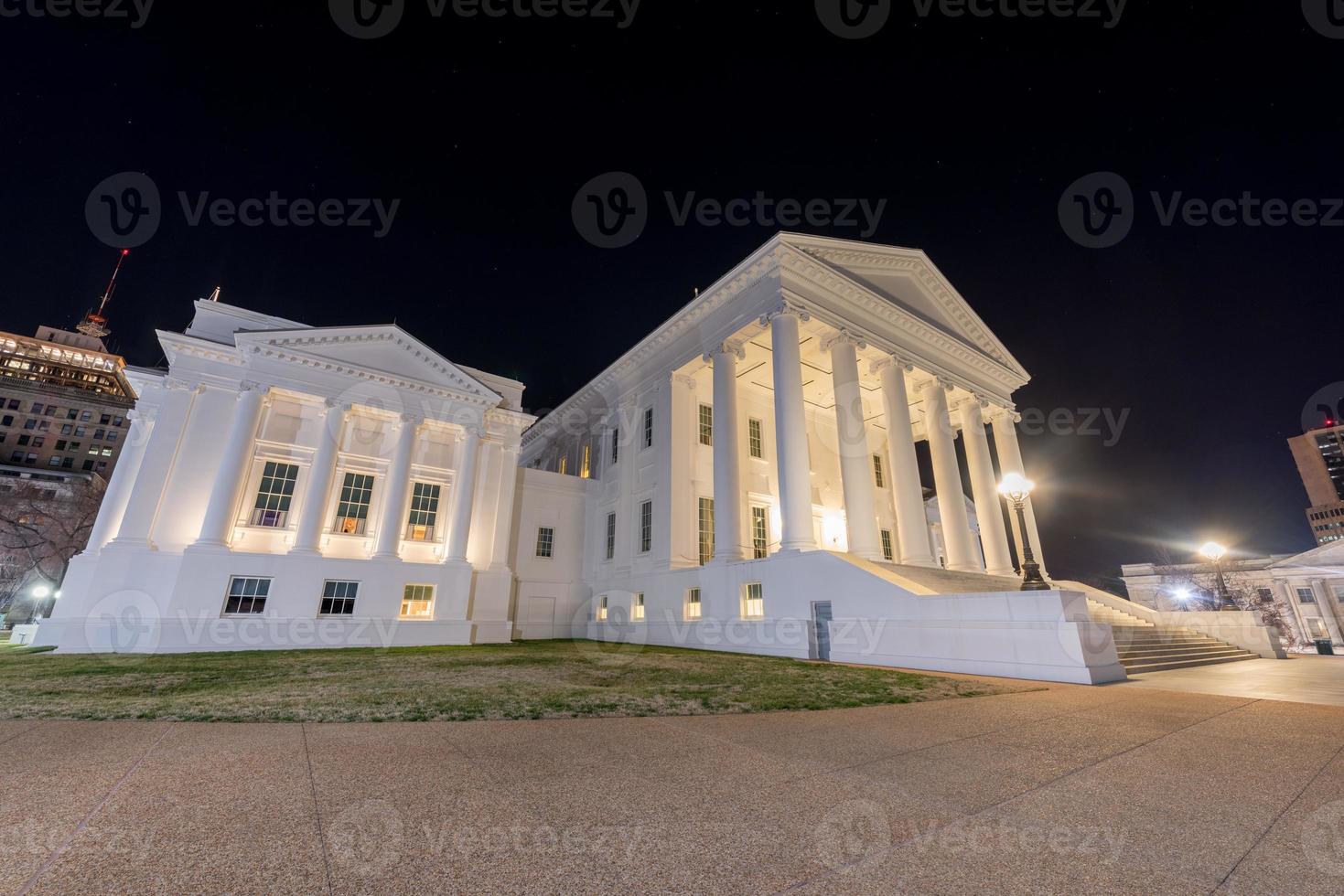 de virginia stat capitol på natt. designad förbi Thomas Jefferson vem var inspirerad förbi grekisk och roman arkitektur i richmond, virginia. foto