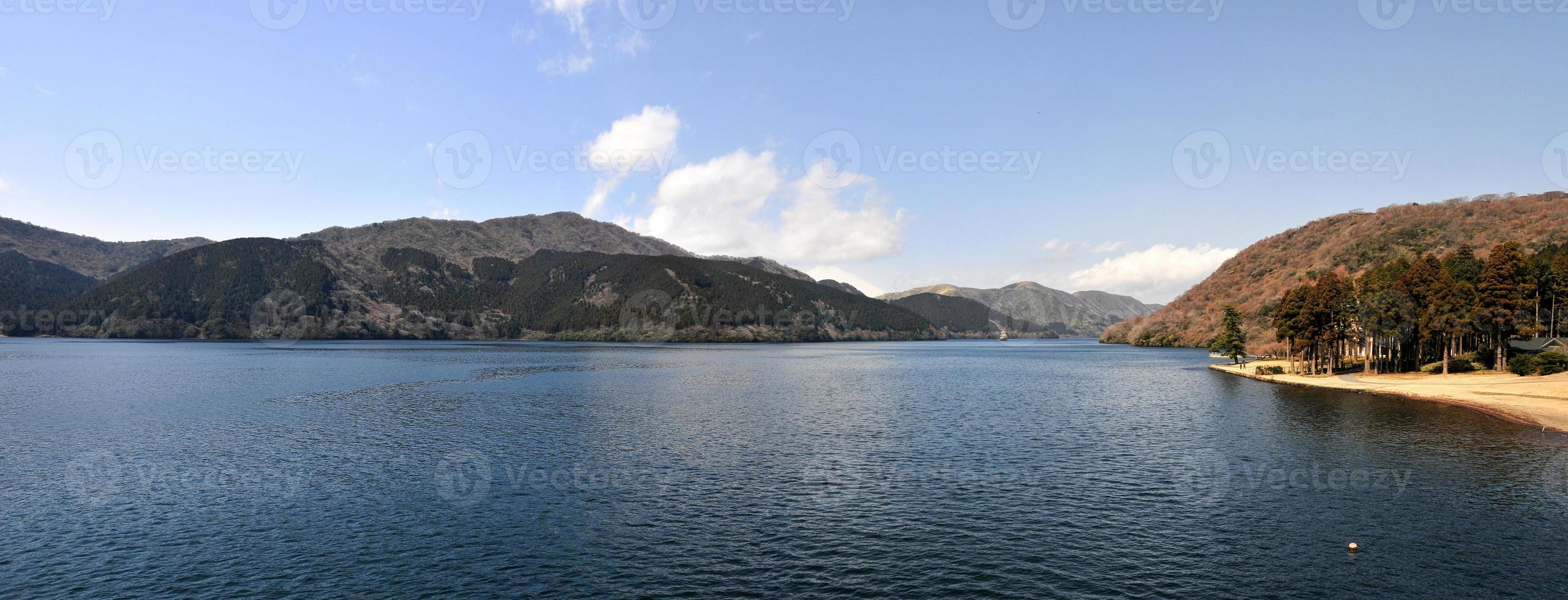 panorama- se av sjö ashi i hakone, japan foto