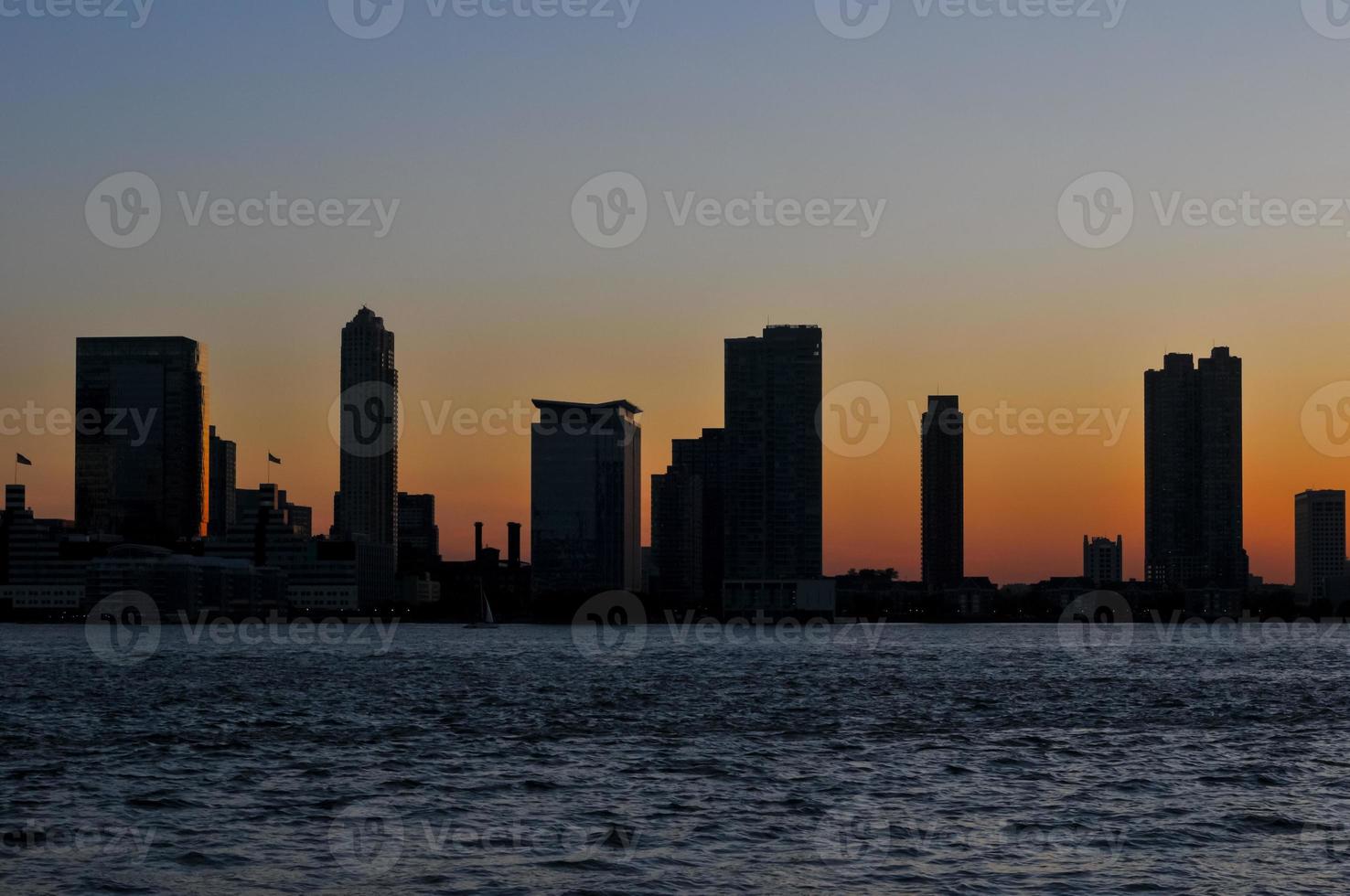 ny jersey horisont silhuett på skymning tvärs över de hudson flod i ny york stad. foto