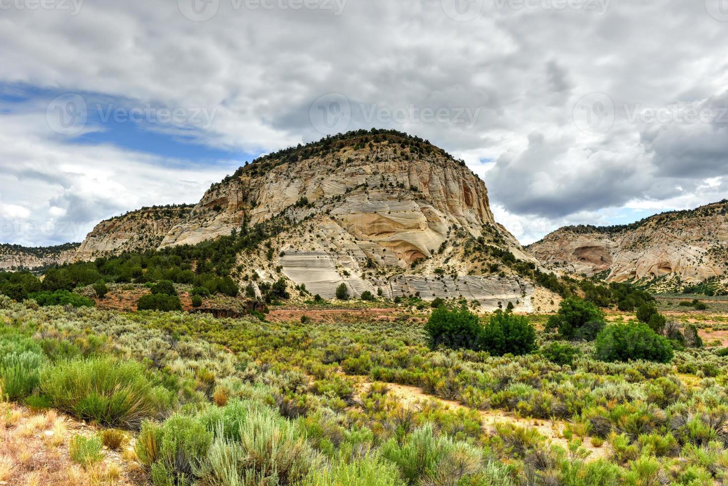 sten formationer längs de johnson kanjon väg i utah, usa. foto