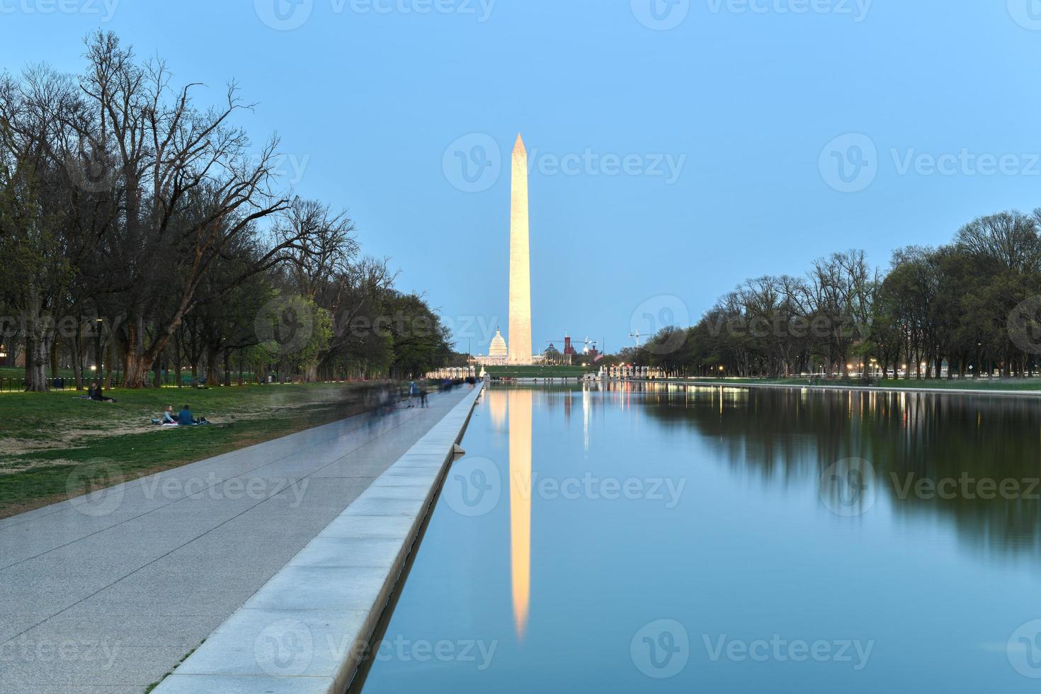 Washington monument reflekterande i de lincoln minnesmärke reflekterande slå samman på solnedgång i Washington, dc. foto