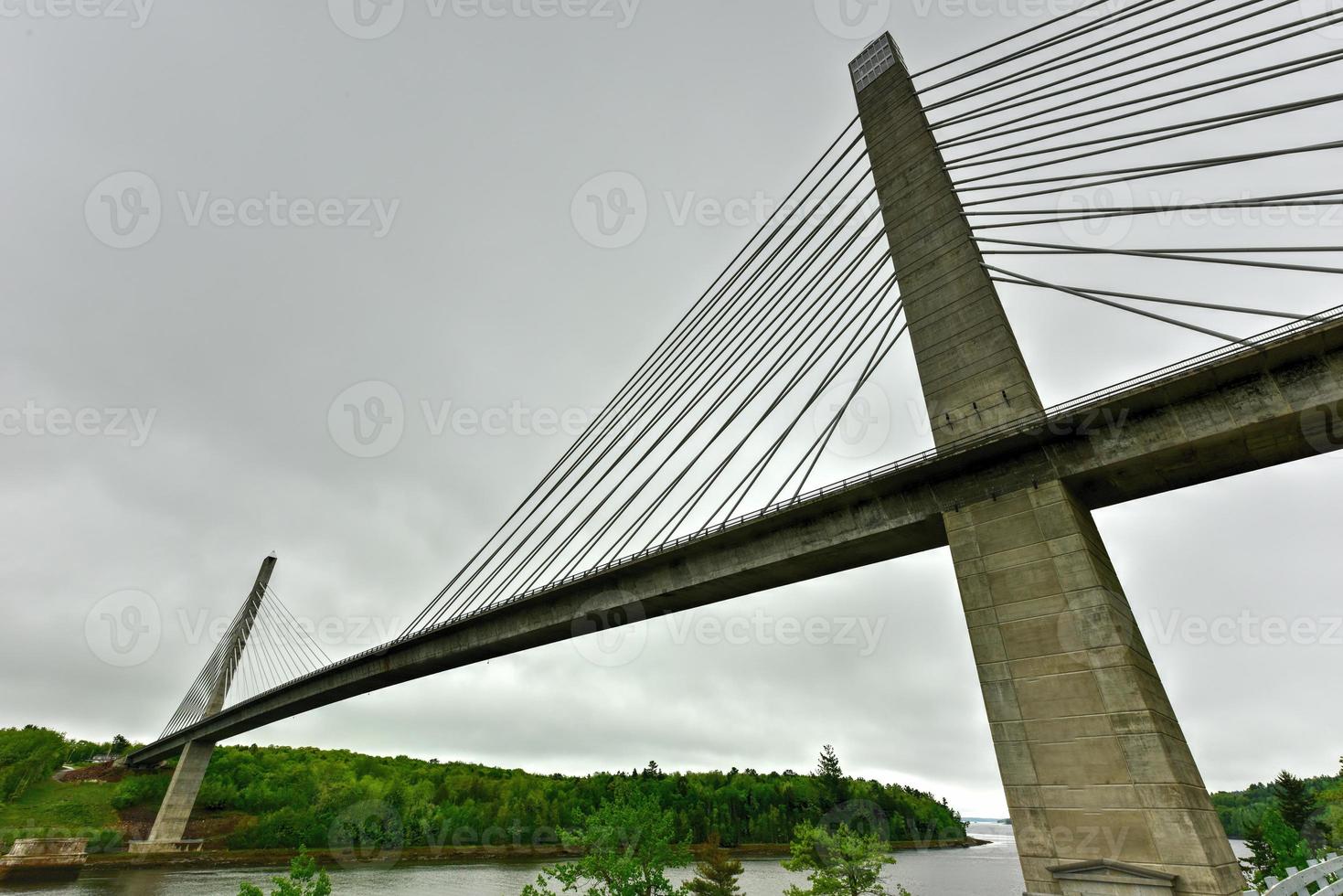 de penobscot narrows bro är en 2 120 fötter lång kabelstag bro över de penobscot flod i maine. foto