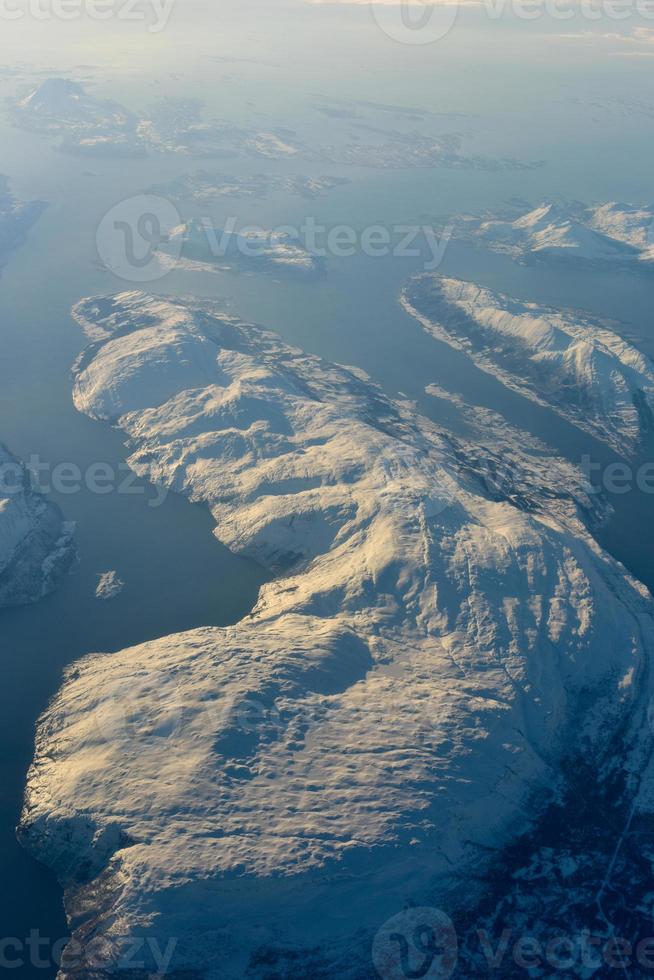 ett antenn se av de snö täckt bergen av de fjordar av Norge i de vinter. foto