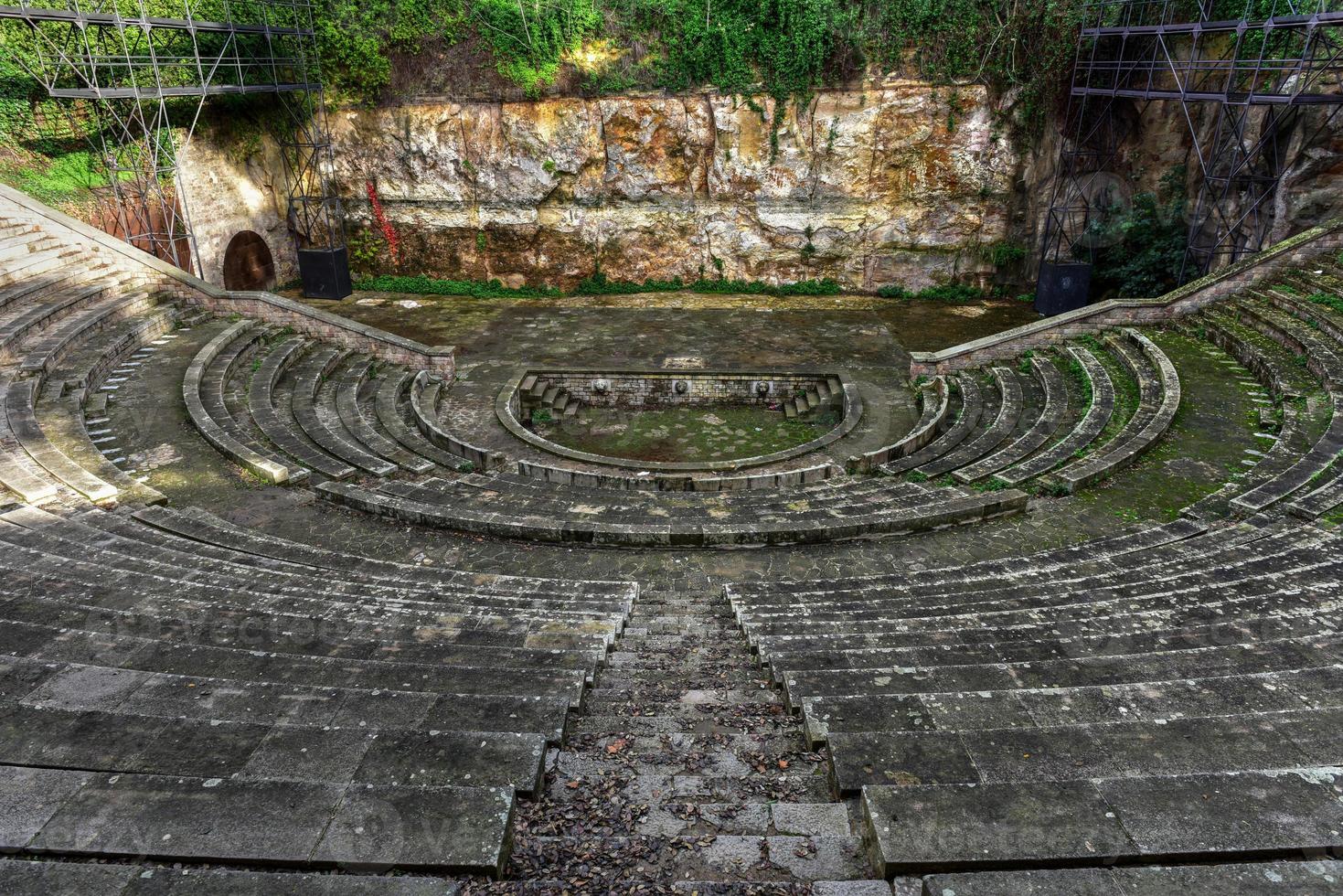 grekisk teater byggd för de 1929 barcelona internationell utläggning. detta amfiteater var byggd enligt till de traditionell grekisk modell i parkera de montjuic. foto