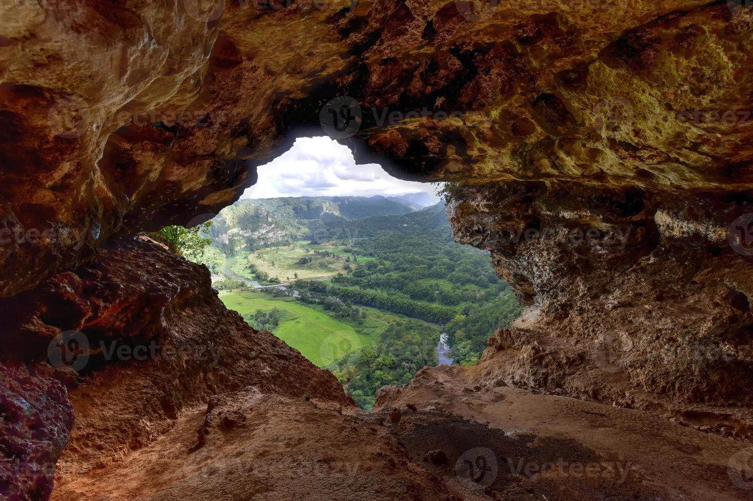 se genom de fönster grotta i arecibo, puerto rico. foto