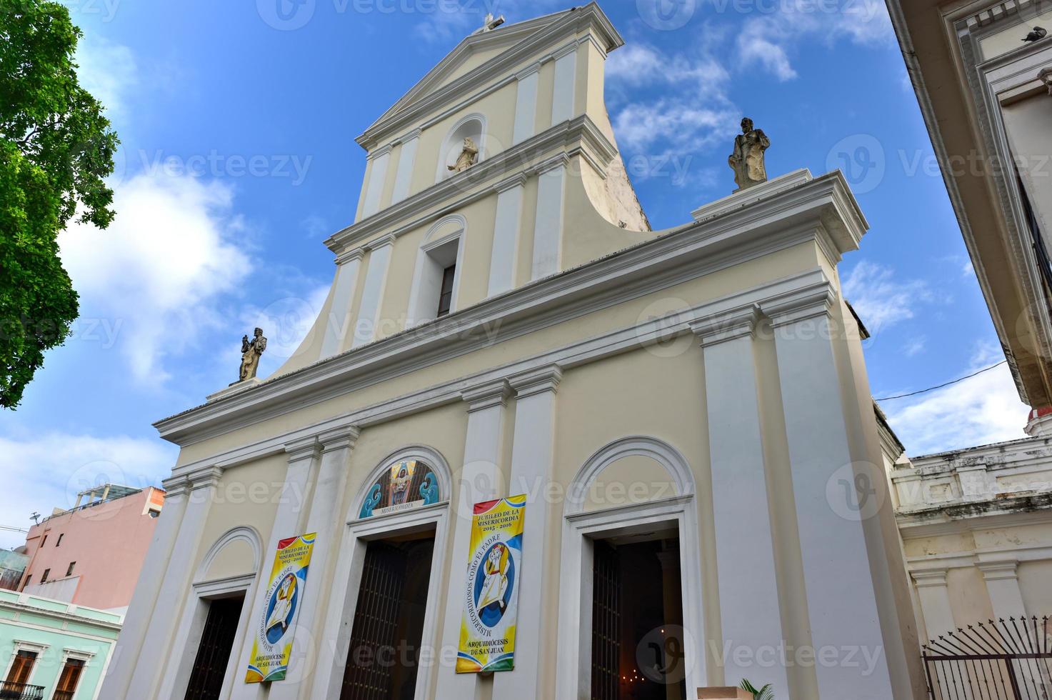 katedral av san juan bautista är en roman katolik katedral i gammal san juan, puerto rico. detta kyrka är byggd i 1521 och är de äldsta kyrka i de förenad stater. foto