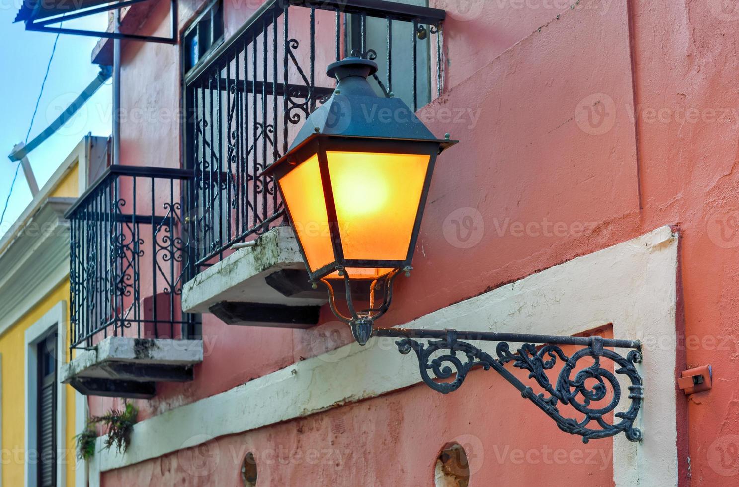 kolonial stil lampa längs de nunnor trappa i gammal san juan, puerto rico. foto