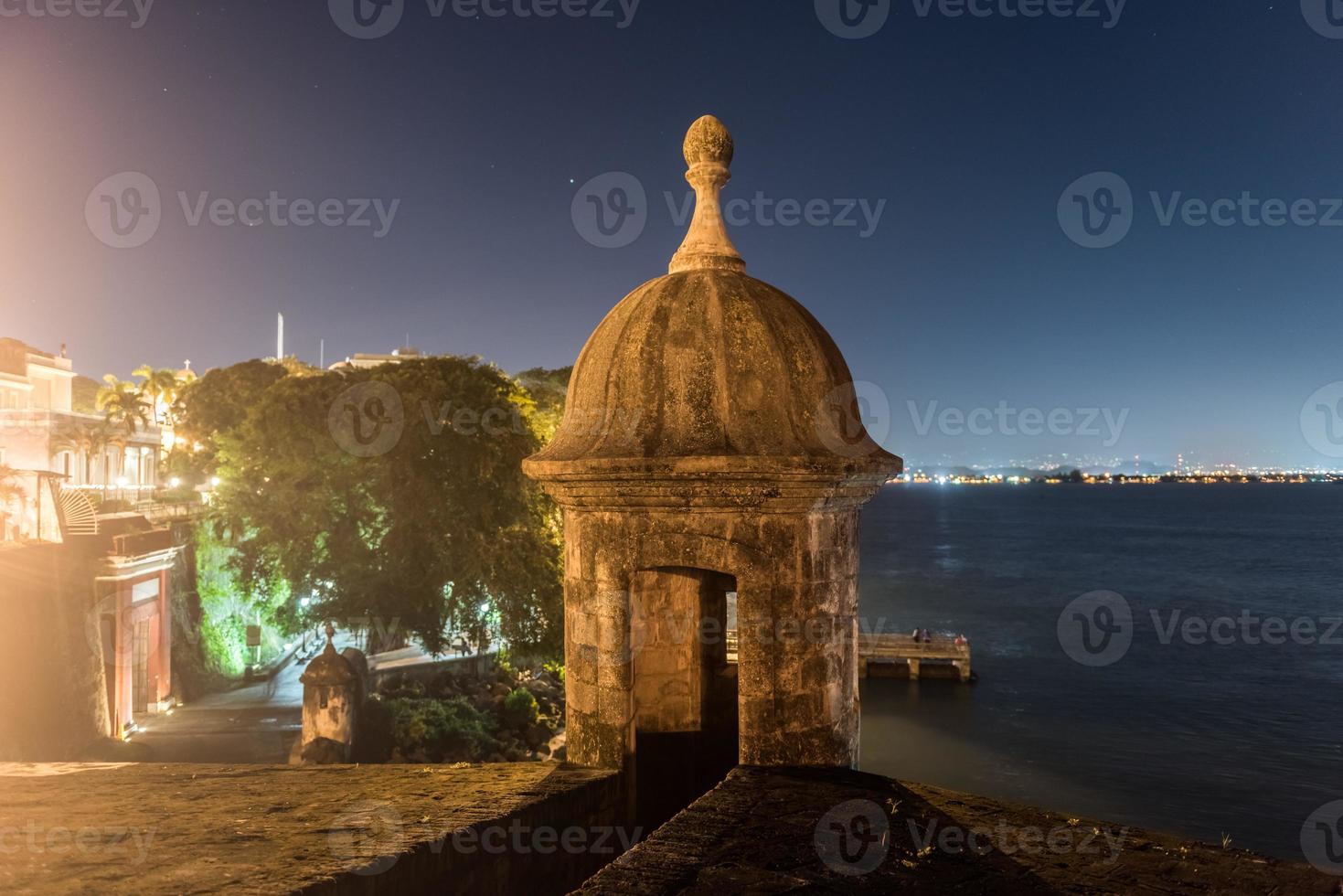 se upp torn längs de väggar av gammal san juan, puerto rico från torg de la rogativa med en se av de san juan Port. foto