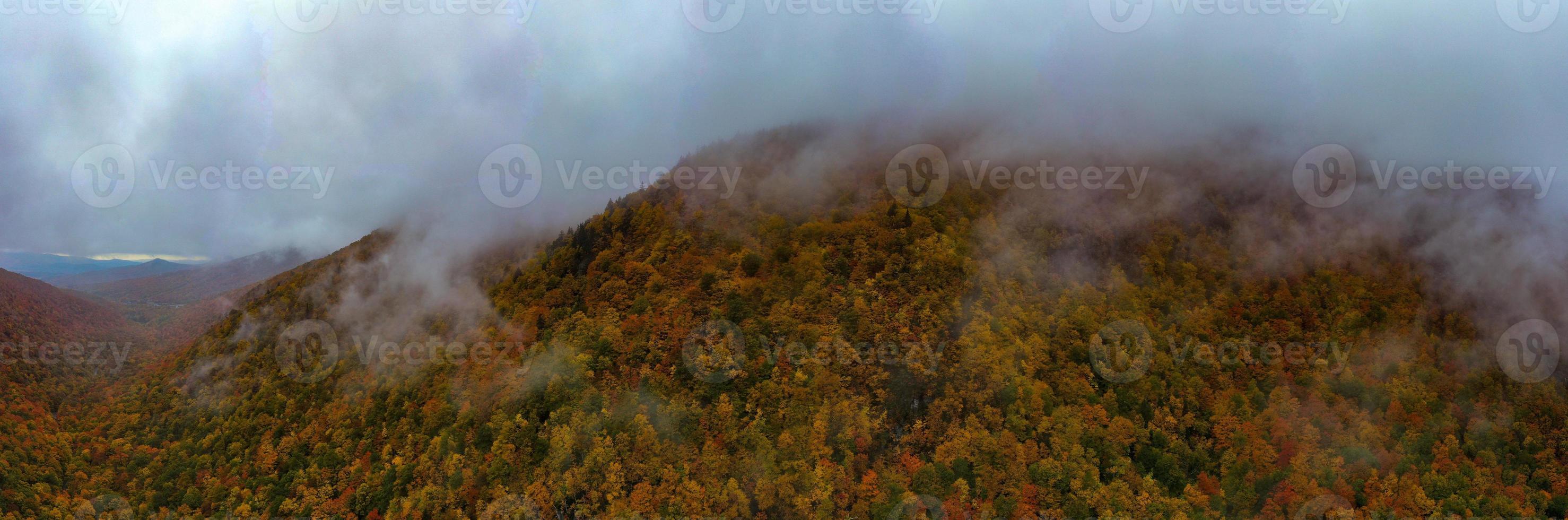 panorama- se av topp falla lövverk i smugglare hack, vermont. foto