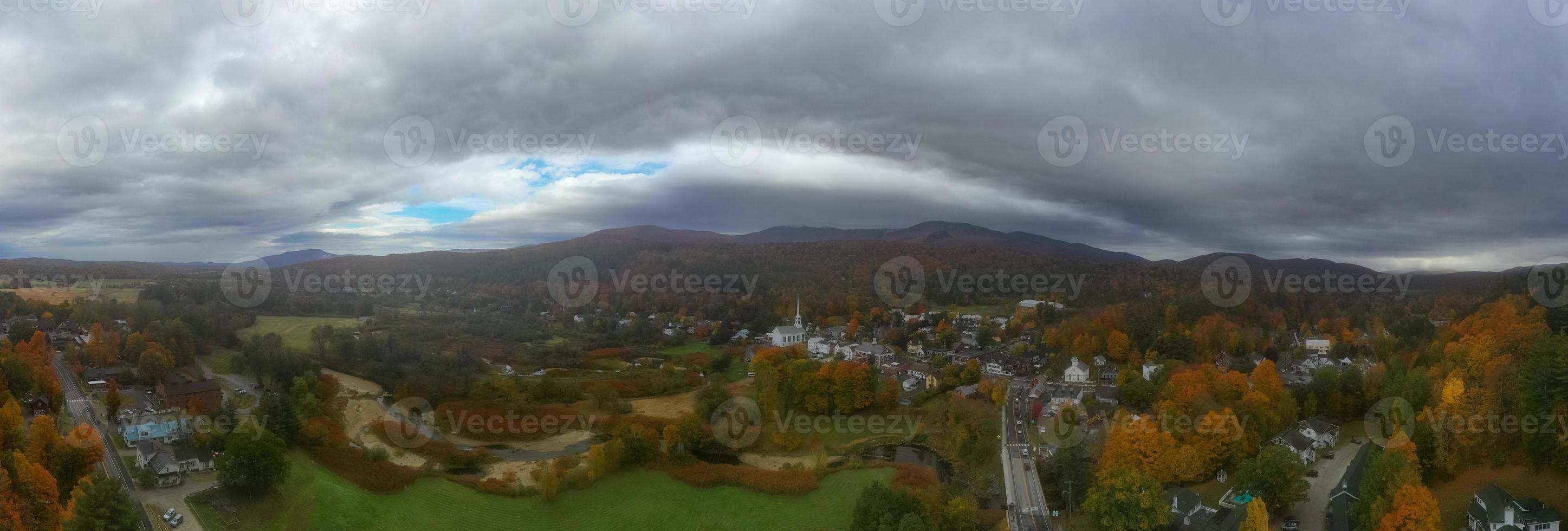 stowe panorama i höst med färgrik lövverk och gemenskap kyrka i vermont. foto