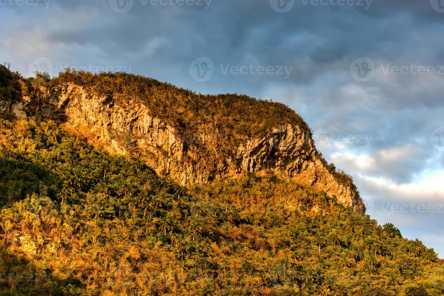 panorama av solnedgång i de vinales dal, norr av kuba. foto