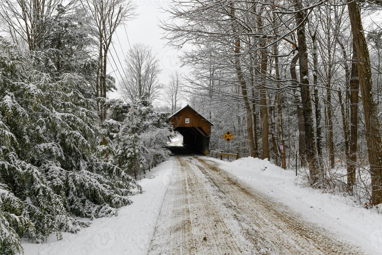 blåsa ner mig täckt bro i slättfält, ny hampshire under de vinter. foto