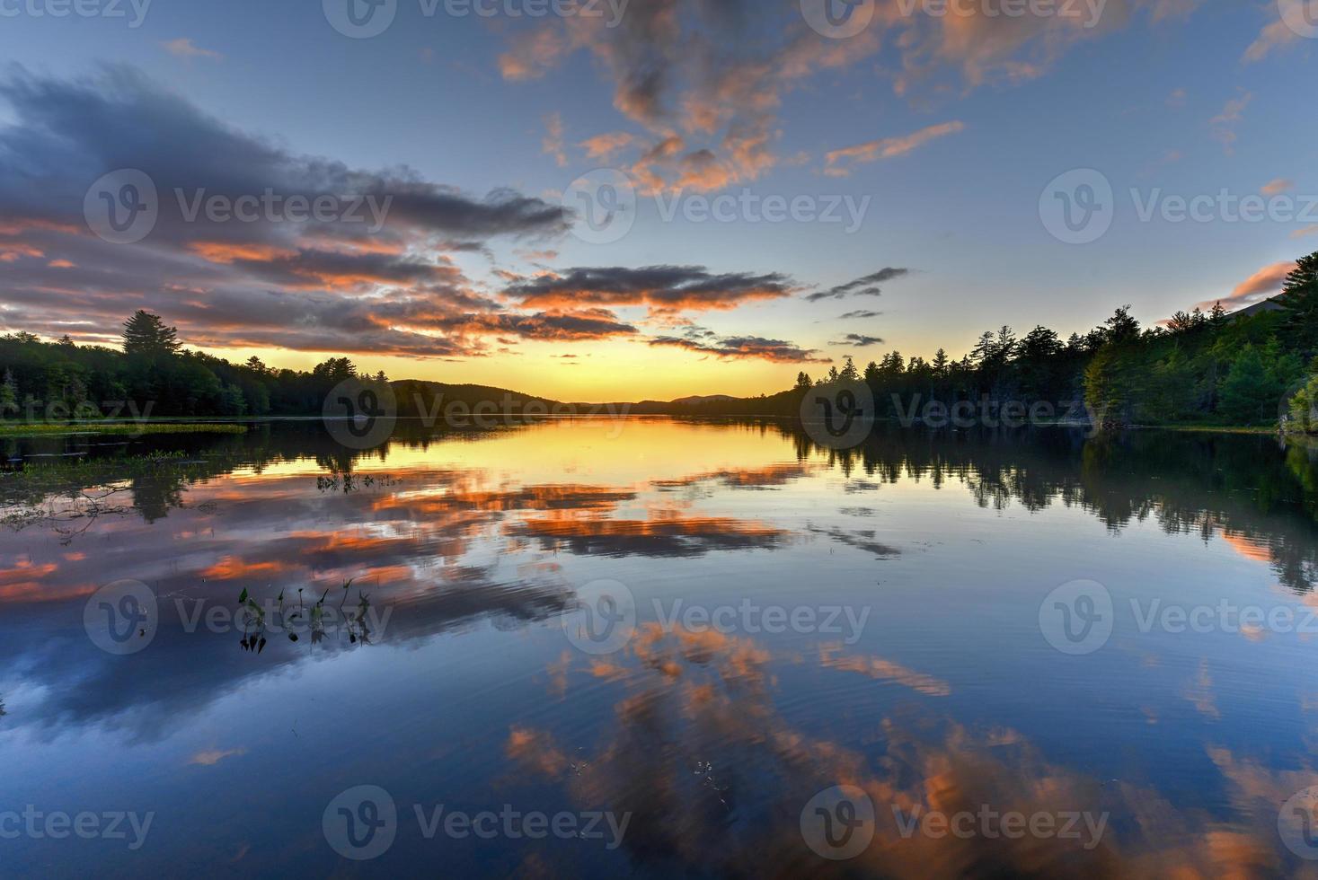 sjö durant i de adirondacks stat parkera i indisk sjö, ny york. foto