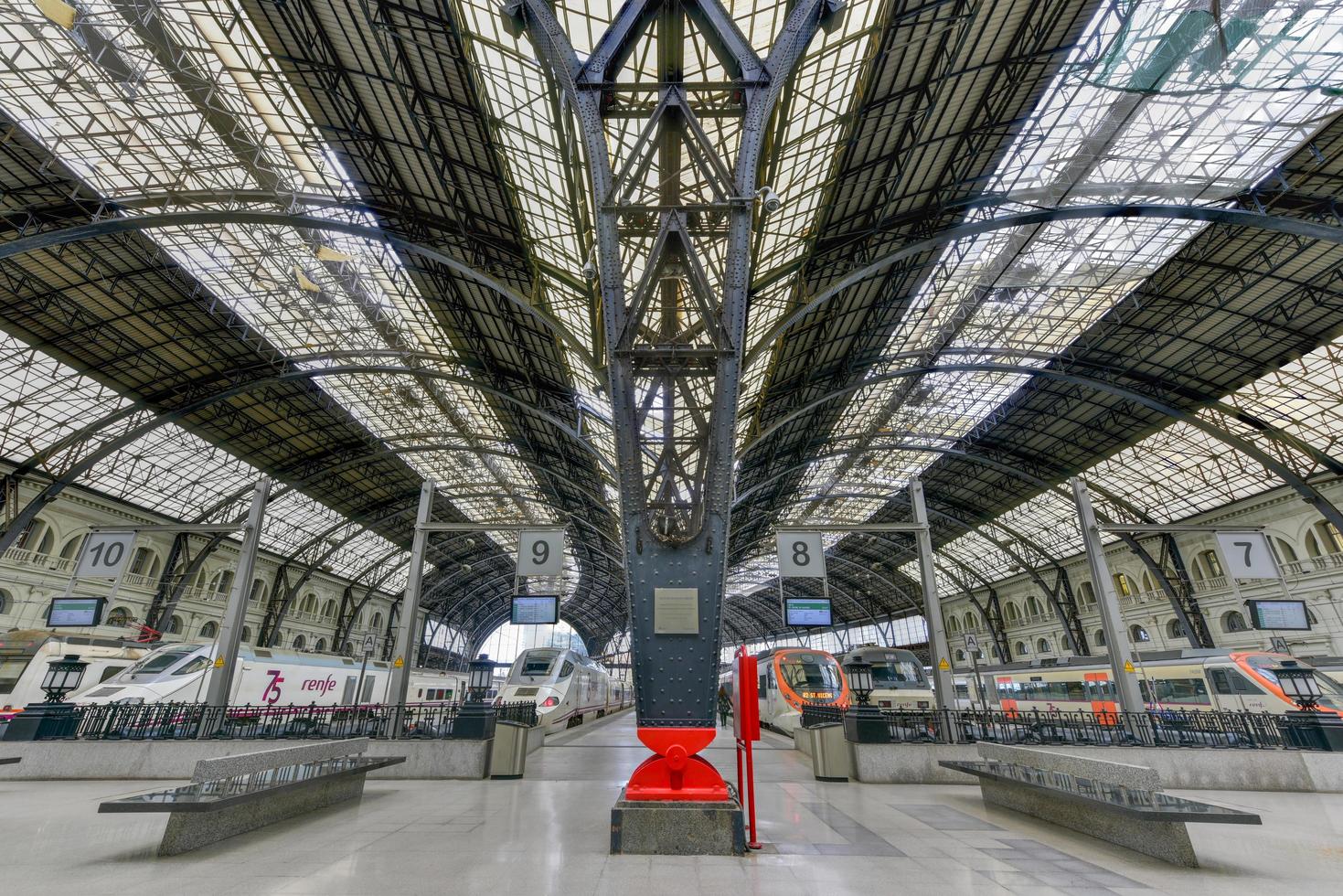 barcelona, Spanien - november 29, 2016 - estacion de francia är en större järnväg station i de stad av barcelona. de estacio de franca är de andra mest trafikerade järnväg station av de stad. foto