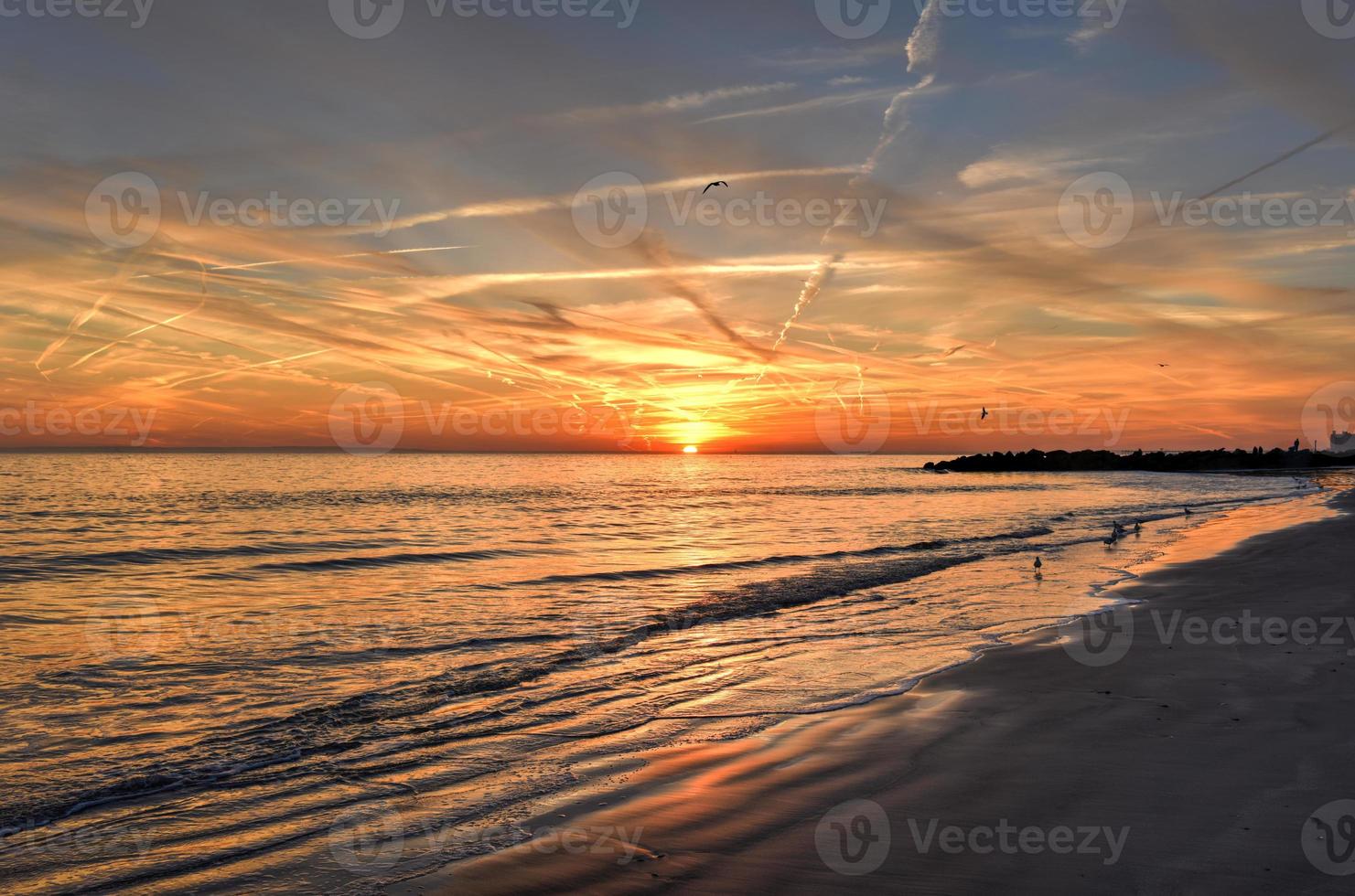 coney ö strand på solnedgång. foto