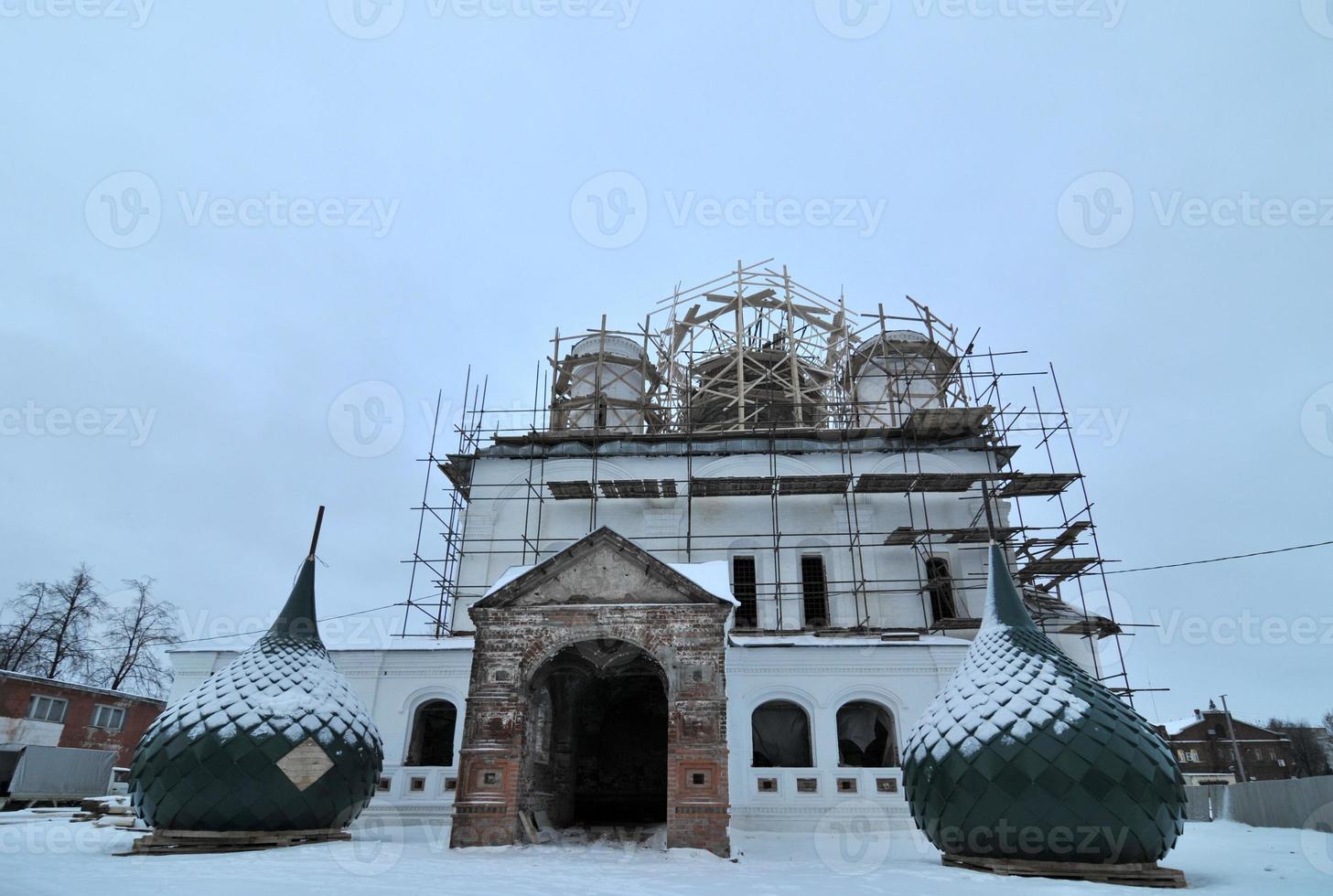 uppstigning kyrka under reparationer i yaroslavl i de gyllene ringa av ryssland i vinter. foto