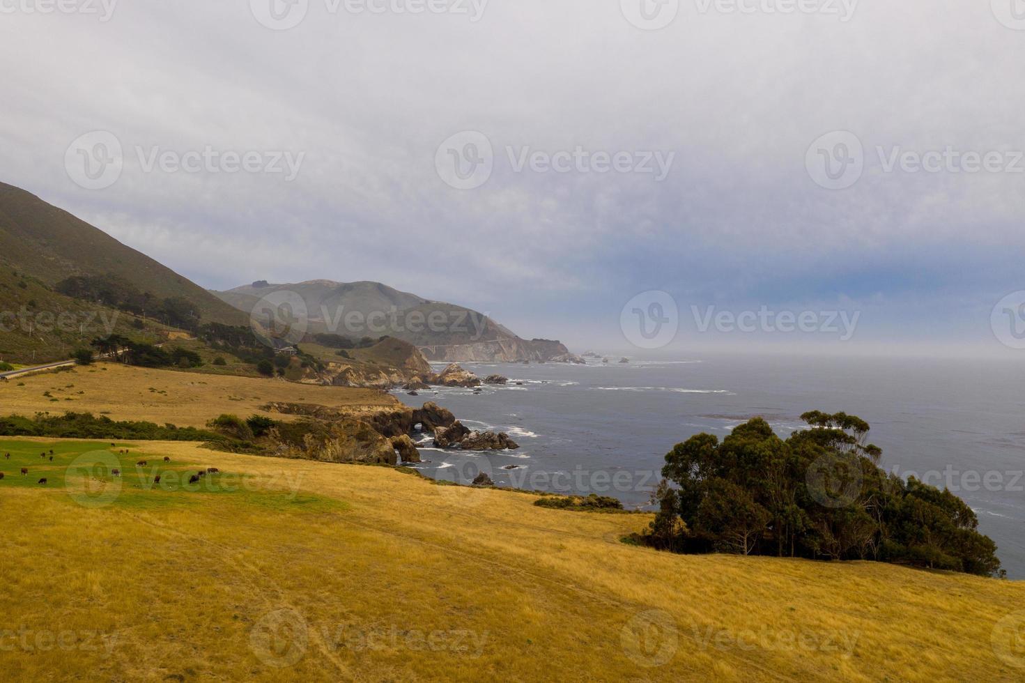 se av de klippig pacific kust från garrapata stat parkera, Kalifornien. foto