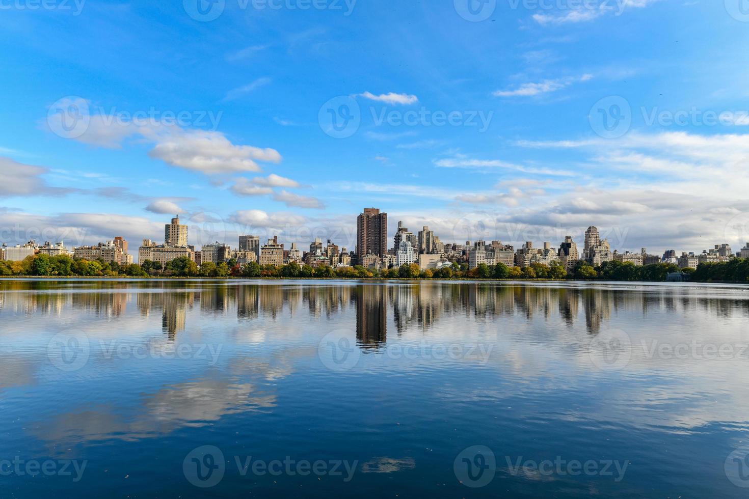 se tvärs över de ny york stad horisont från central parkera tvärs över de jacqueline kennedy onassis reservoar. foto