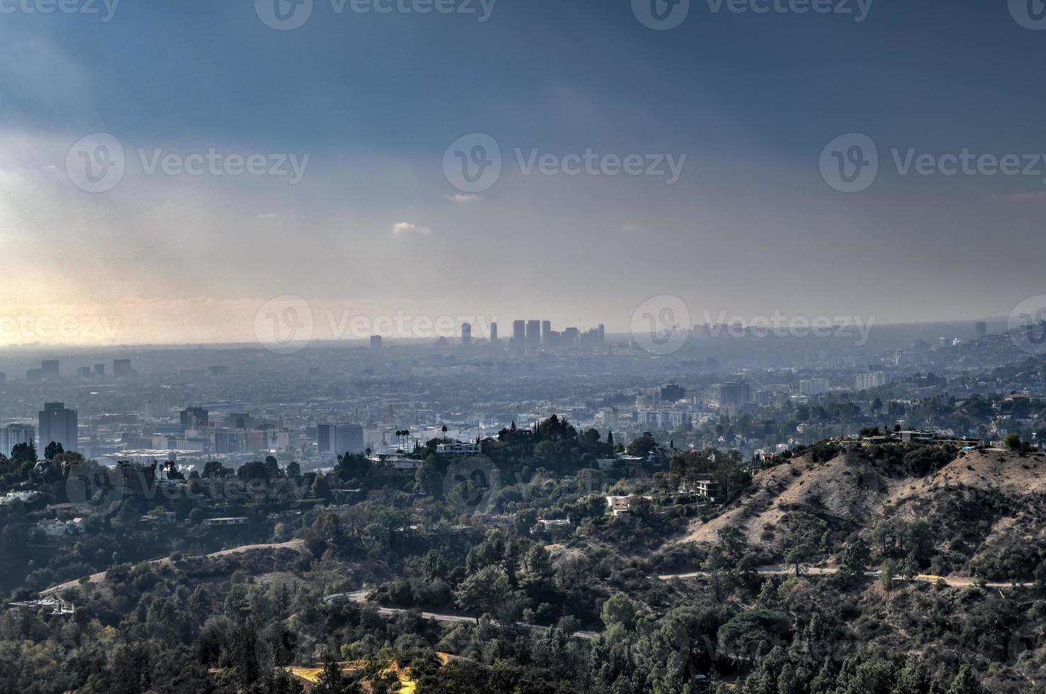 stadens centrum los angeles horisont i smog i kalifornien från griffith observatorium. foto