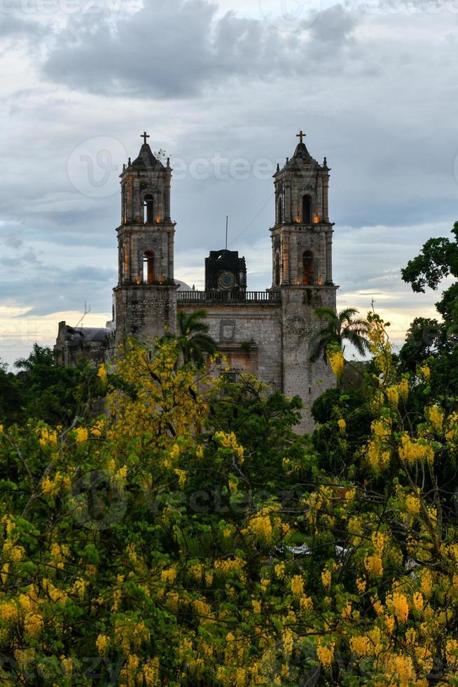 katedral av san gervasio, en historisk kyrka i valladolid i de yucatan halvö av Mexiko. byggd i 1706 till byta ut de original- 1545 byggnad den där var förstörd förbi de spanska kolonial regering. foto