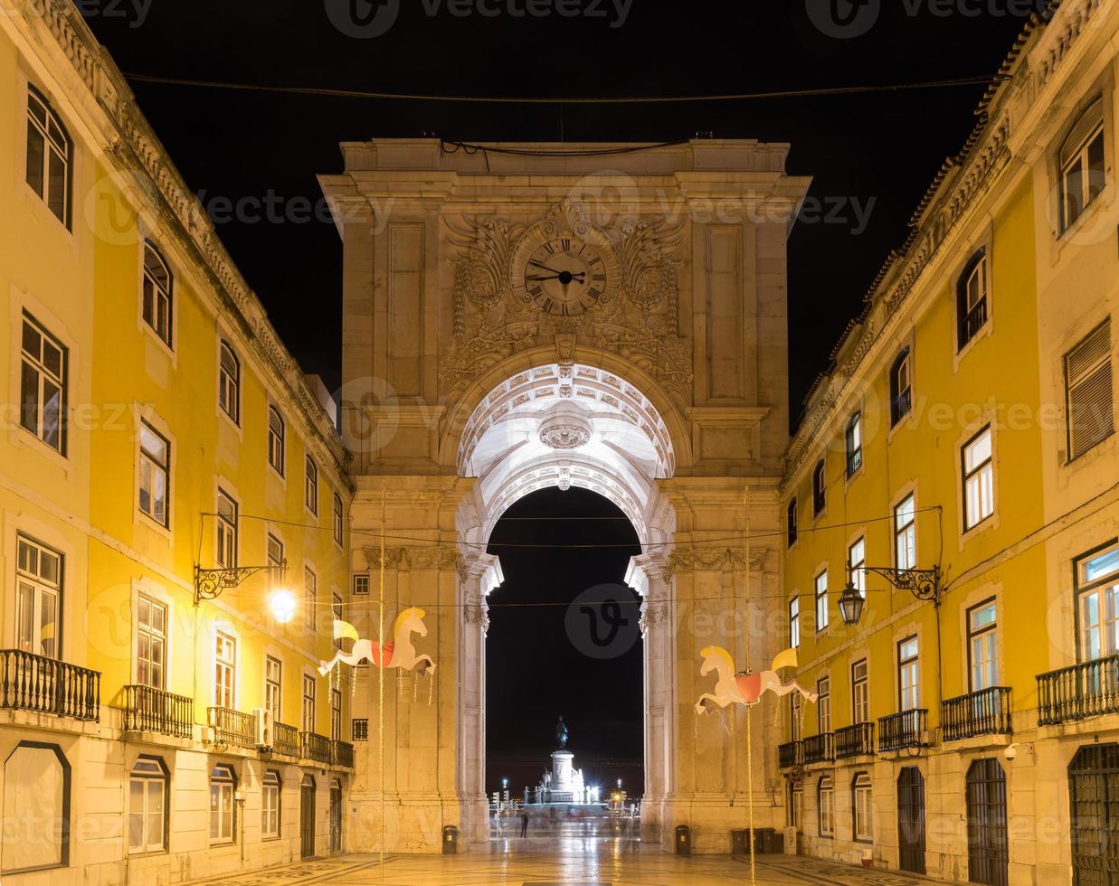 augusta gata triumf- båge i de handel fyrkant, praca do comercio eller terreiro do paco på natt i Lissabon, portugal. foto
